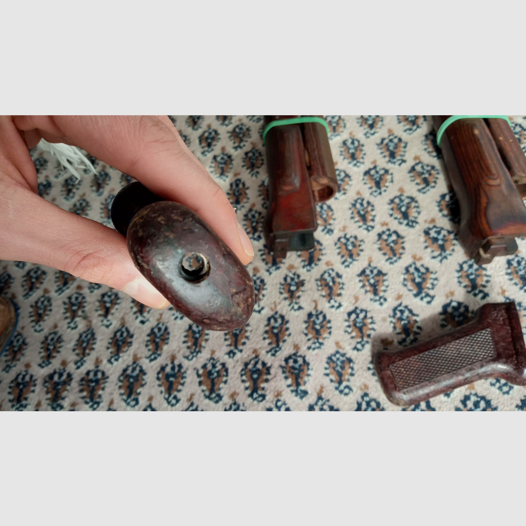 2 Sets Original Anbauteile inkl. Holz Laminat Handschutz und Bakelit Griff / AKM und AK74 