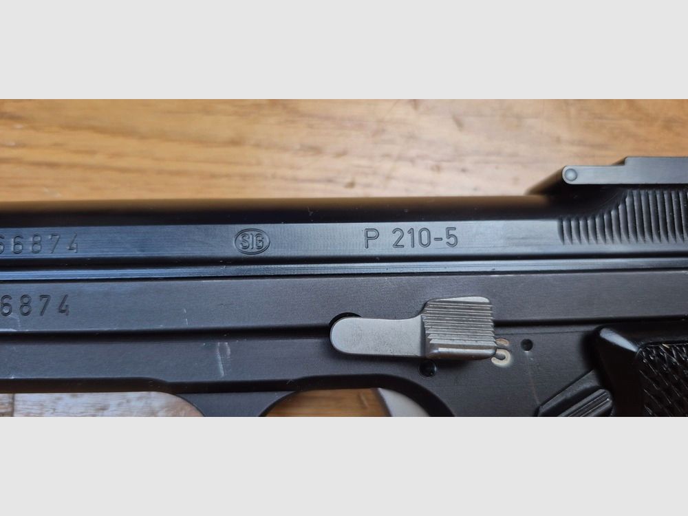 Bardzo rzadki pistolet SIG P210-5 – „Ten” P210 do zawodów! (i nie tylko do precyzji!) – Kal. 9×19 – 100% broń SIG ze Szwajcarii sprzed 1984 roku – Nowa lufa 15 cm – Przesunięta muszka Patridge i mikrometryczna szczerbina 100% stal – Broń z marca 1971 roku – Bardzo ładne oksydowanie / fosfatowanie – Spust do zawodów – Jeden z 3.294 P210-5! – Marzenie o działaniu – 2. magazynek – Stan TBE++/TBE+++!, zdjęcie 7 z 26