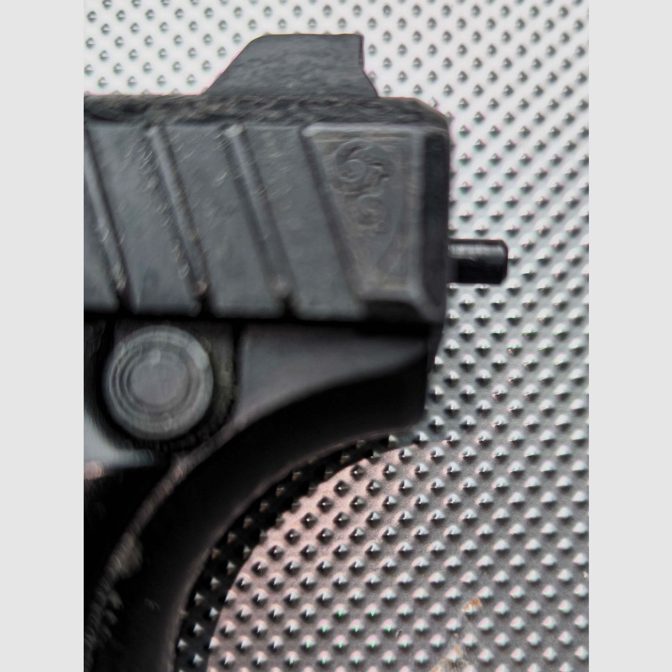 ⚠️ Attention collectors - display piece - absolute rarity - Heckler & Koch SP9 with factory engraving, a true rarity from the 1990s - visually & functionally in impeccable top condition!! Absolutely as new & only fired once for testing!! PTB - 541