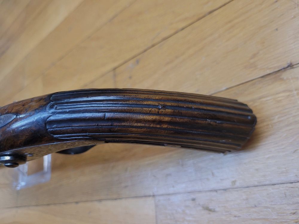 Wunderschöne Jagdpistole aus Damaststahl – Englischer Damasttyp mit sechs unüblichen Bändern – Kal. 28 – Lütticher Büchsenmacher um 1845 – Sehr schöner Renaissance-Schaft – Gravierte Pontcharra-Schlösser – Übereinanderliegende Läufe mit Haken – Ruten aus Walfischbein und Elfenbein – Ausgezeichneter Zustand!, Bild 13 von 25