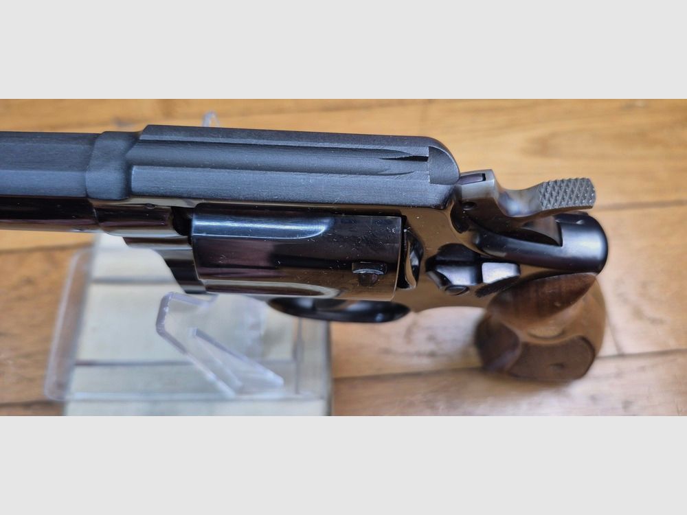 Sehr schöner Revolver Smith&Wesson Model 13-2 – Kal. .357 Magnum in K-Karosserie – Abgeleitet vom Military and Police in einer Version mit schwerem Lauf – Waffe „Pinned und recessed“ von 1978 – Polizei- und vielseitige Waffe par excellence – Zustand nahezu perfekt – TBE++/TBE+++, Bild 18 von 26