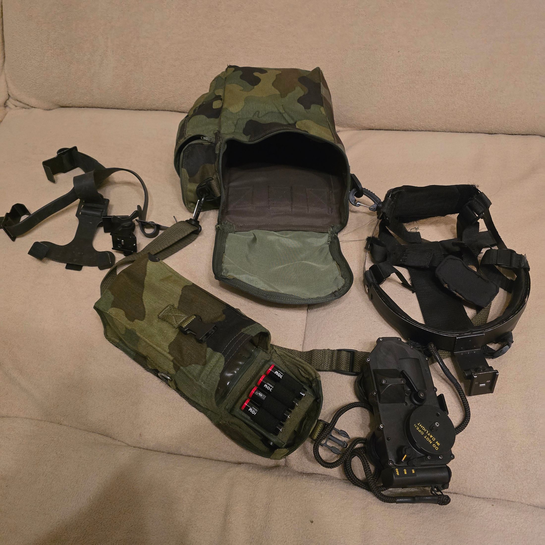 Nachtsichtgerät Restlichtverstärker mit Helm-Montage und Tragekappe, also zum Tragen ohne Helm