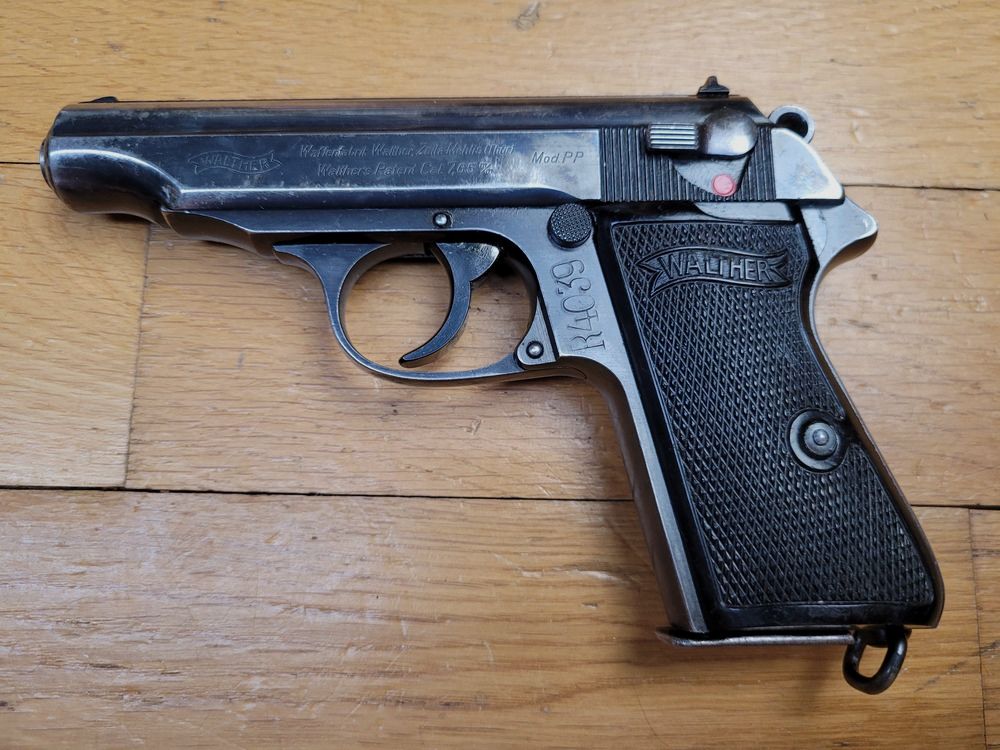Très beau pistolet Walther PP III° Reich – Belle fabrication Walther Zella-Mehlis de l&rsquo;été 1940 – Calibre 7,65 mm – Beau bronzage d&rsquo;origine – Matriculé police et anneau de dragonne – Mono matricule – Canon miroir – TBE, image 2 sur 21