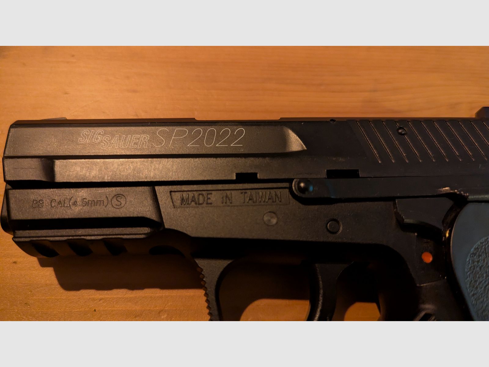 Sig Sauer SP 2022 Co2 1.75J 4.5mm BB incluant des capsules Co2, des BBs et une mallette de transport.