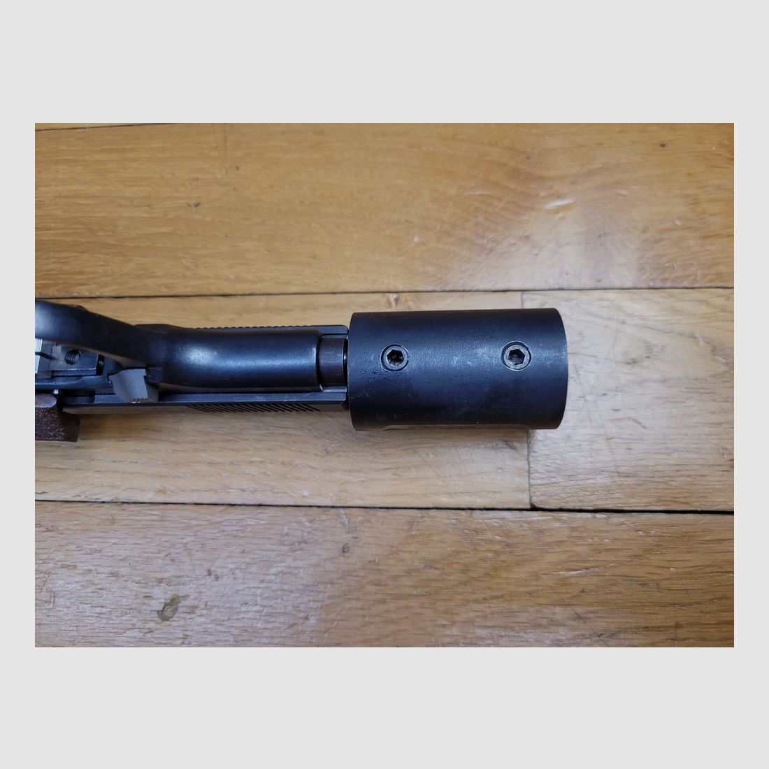 Excellent pistolet Unique modèle DES 69 – cal. 22LR – Contre-poids d&rsquo;origine conforme au modèle – 10 coups – Grande précision – Inusable – Du top Made in France ! TBE ++, image 10 sur 19