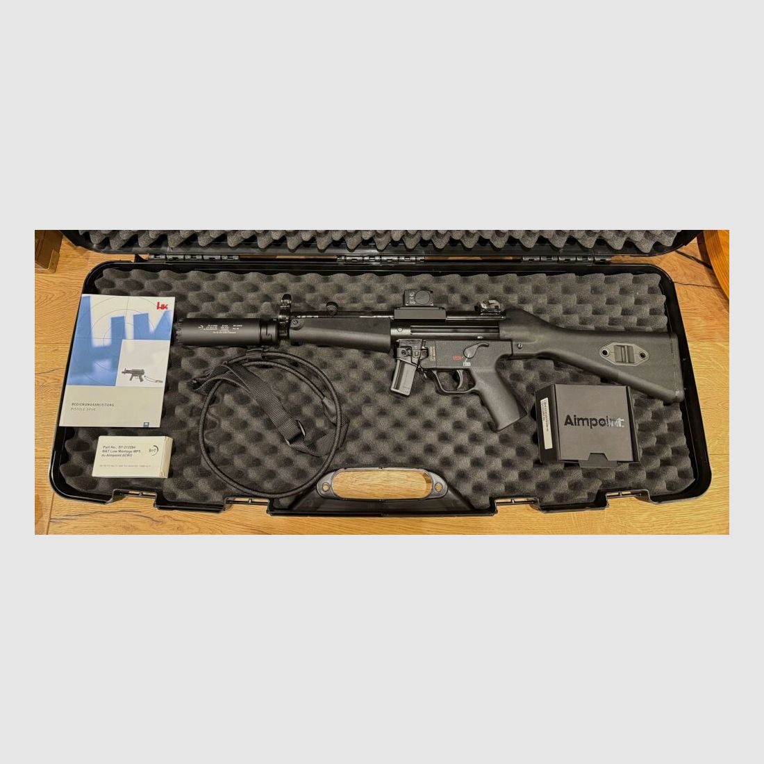 Karabin Heckler und Koch SP5 z tłumikiem B&T RBS Schalldämpfer SQD™ Compact i celownikiem Aimpoint ACRO