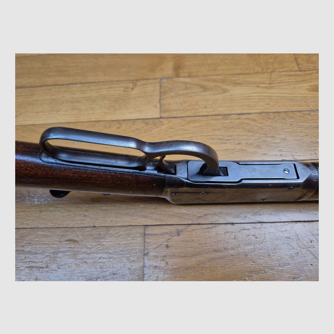 Bardzo piękna Winchester Model 1894 – Wersja karabinu z ośmiokątną lufą (!) – Wyprodukowana przez Winchester New Haven w 1919 roku – Drewno w doskonałym stanie – Wspaniała lufa – Niezawodny mechanizm – Wspaniały diopter Lyman N° 2 z epoki – Bardzo ładne oznaczenia na pięknym oksydowaniu – Wspaniały przedmiot kolekcjonerski! – TBE ++, zdjęcie 12 z 33