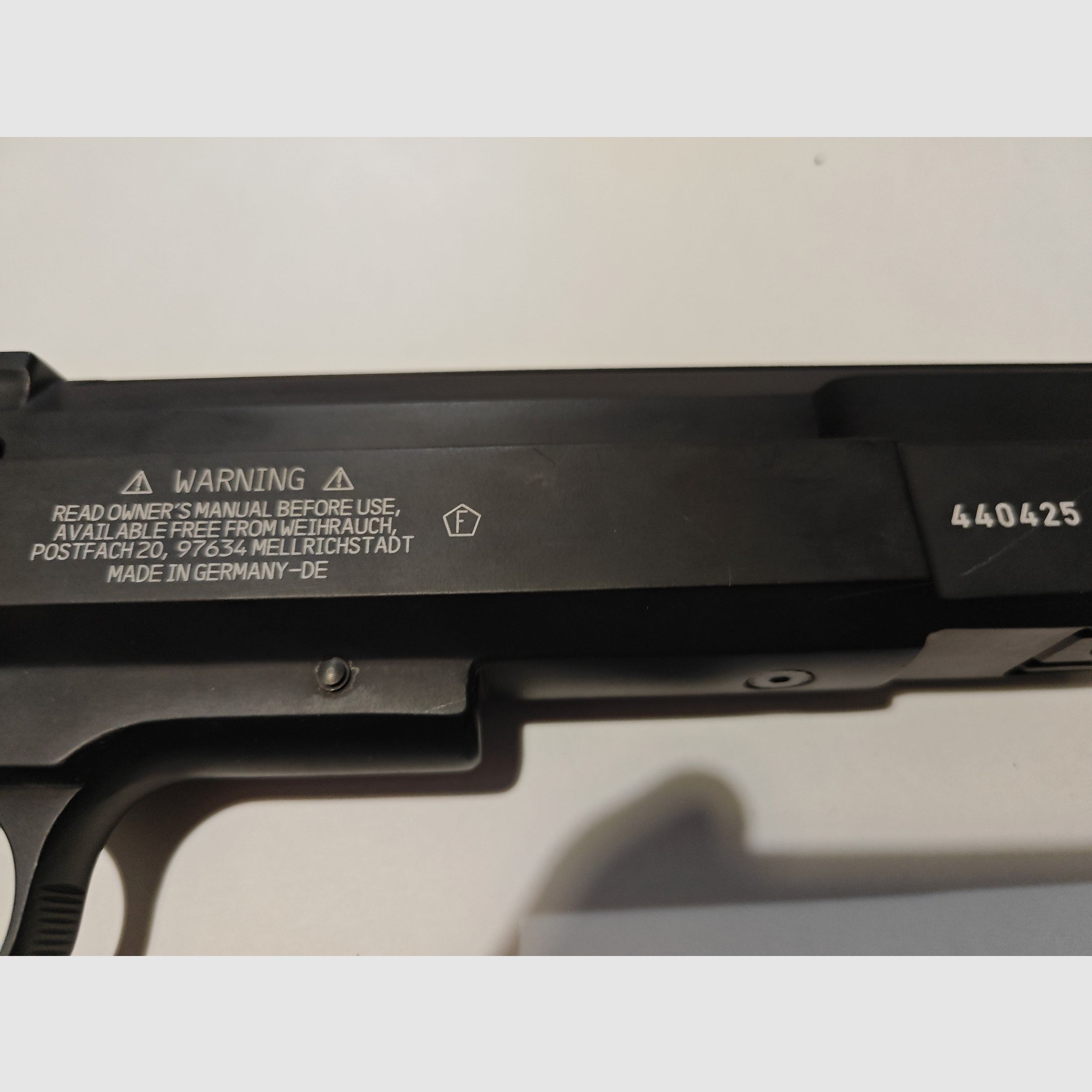 Weihrauch HW 45 pistola de aire calibre 4,5 mm (.177) – marca F – incl. empuñadura Hogue, cachas de madera, maletín y accesorios