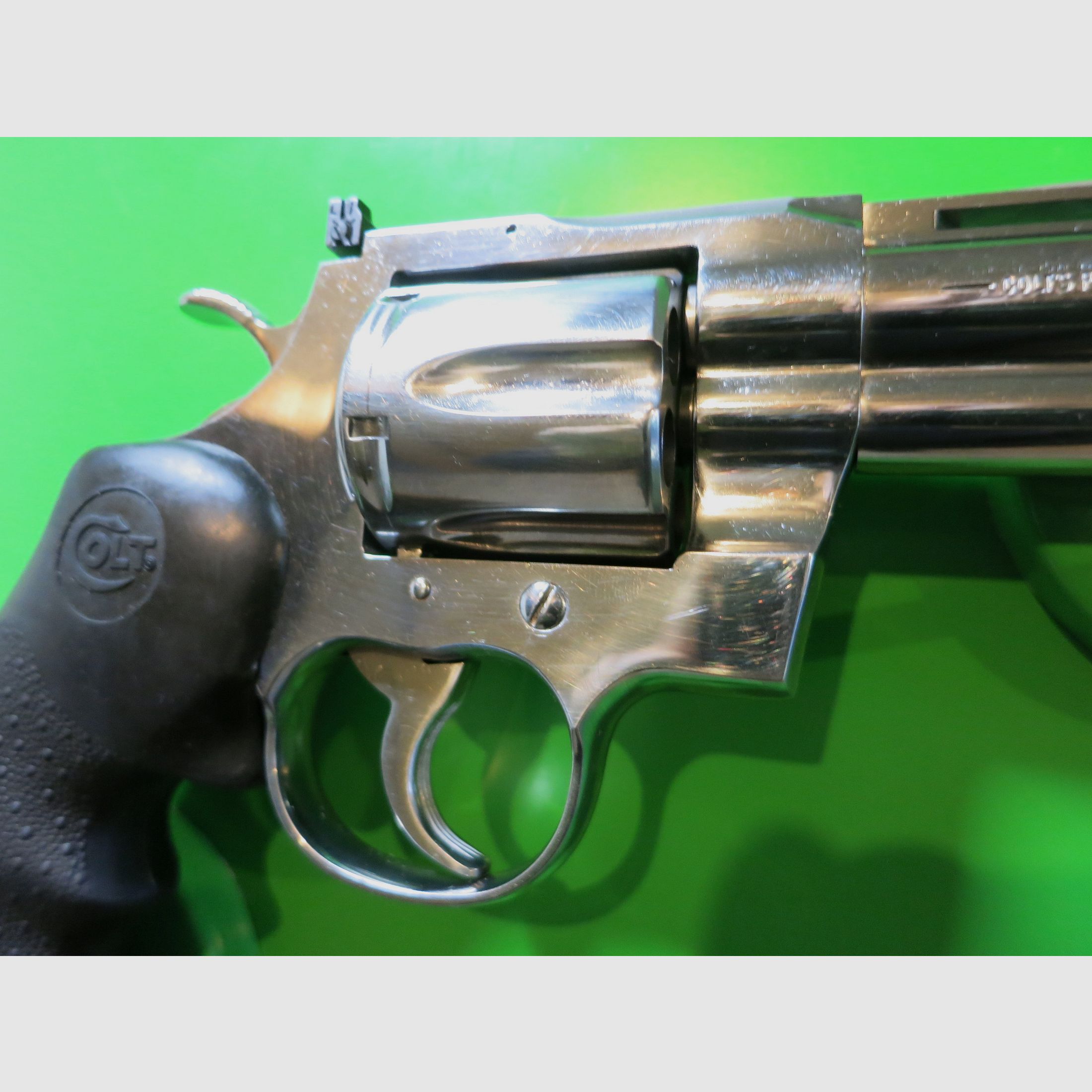 Revolver COLT PYTHON, Stainless (Hochglanzpoliert), .357 Magnum, 4" Lauf, Gummi-Sportgriff   #25-