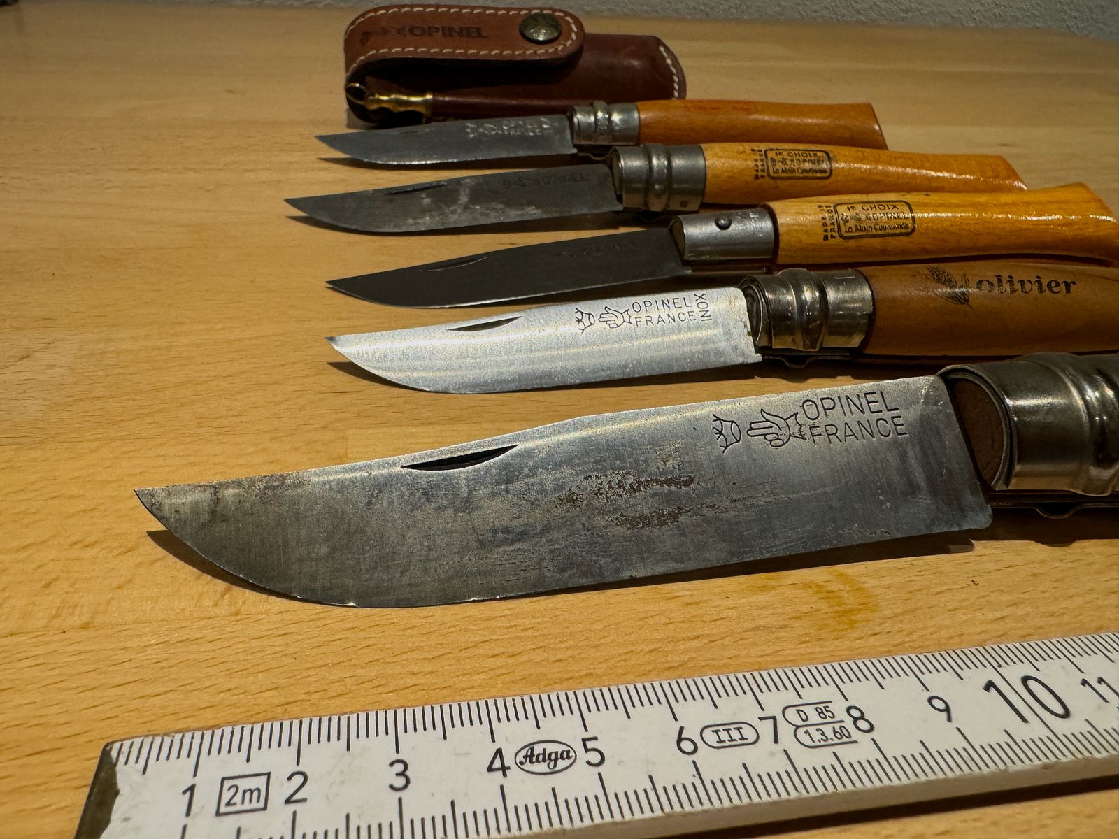Seulement 3 couteaux de poche Opinel d'occasion.