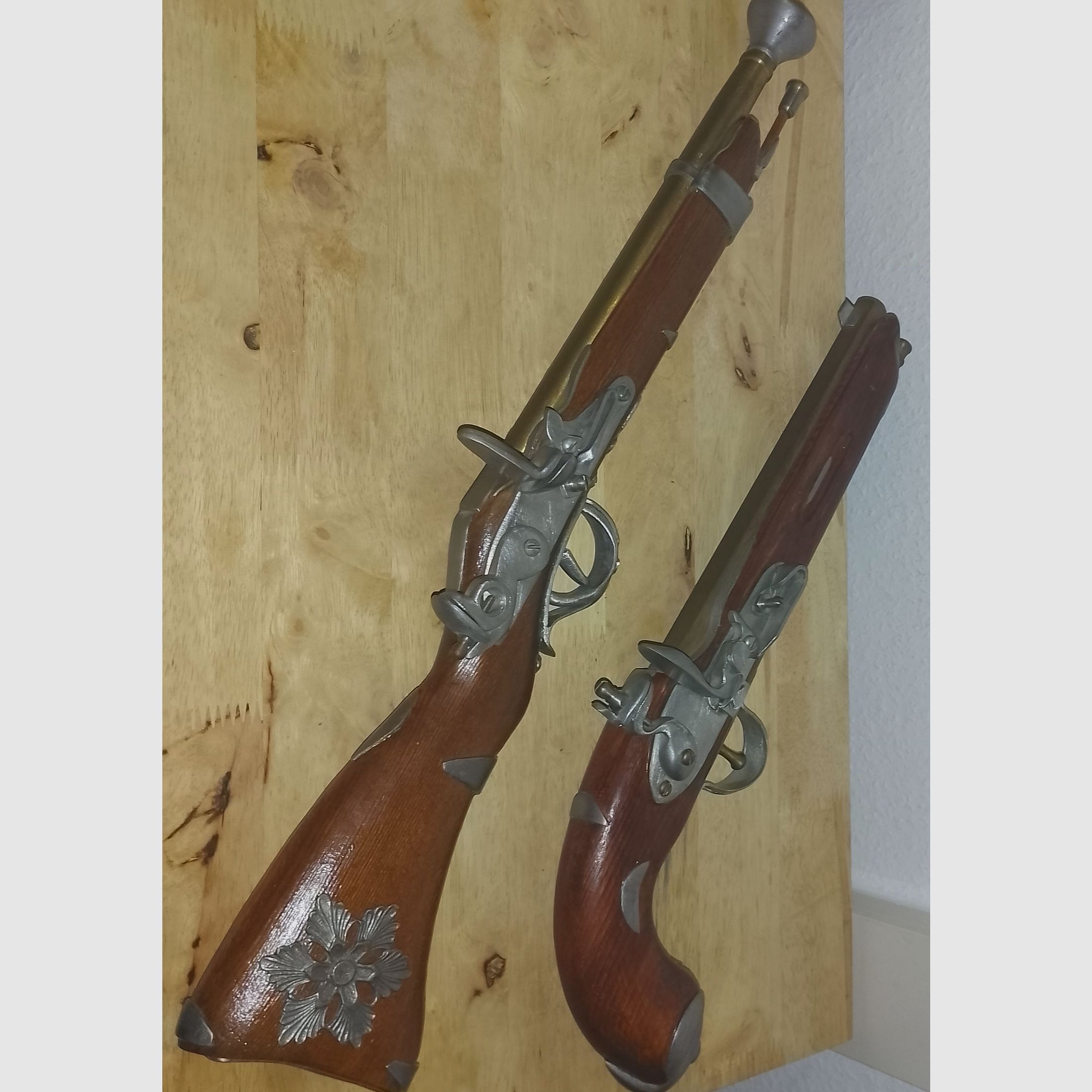 Rareza de pistolas de decoración, hecho a mano de latón, estaño y madera 58cm y 45cm