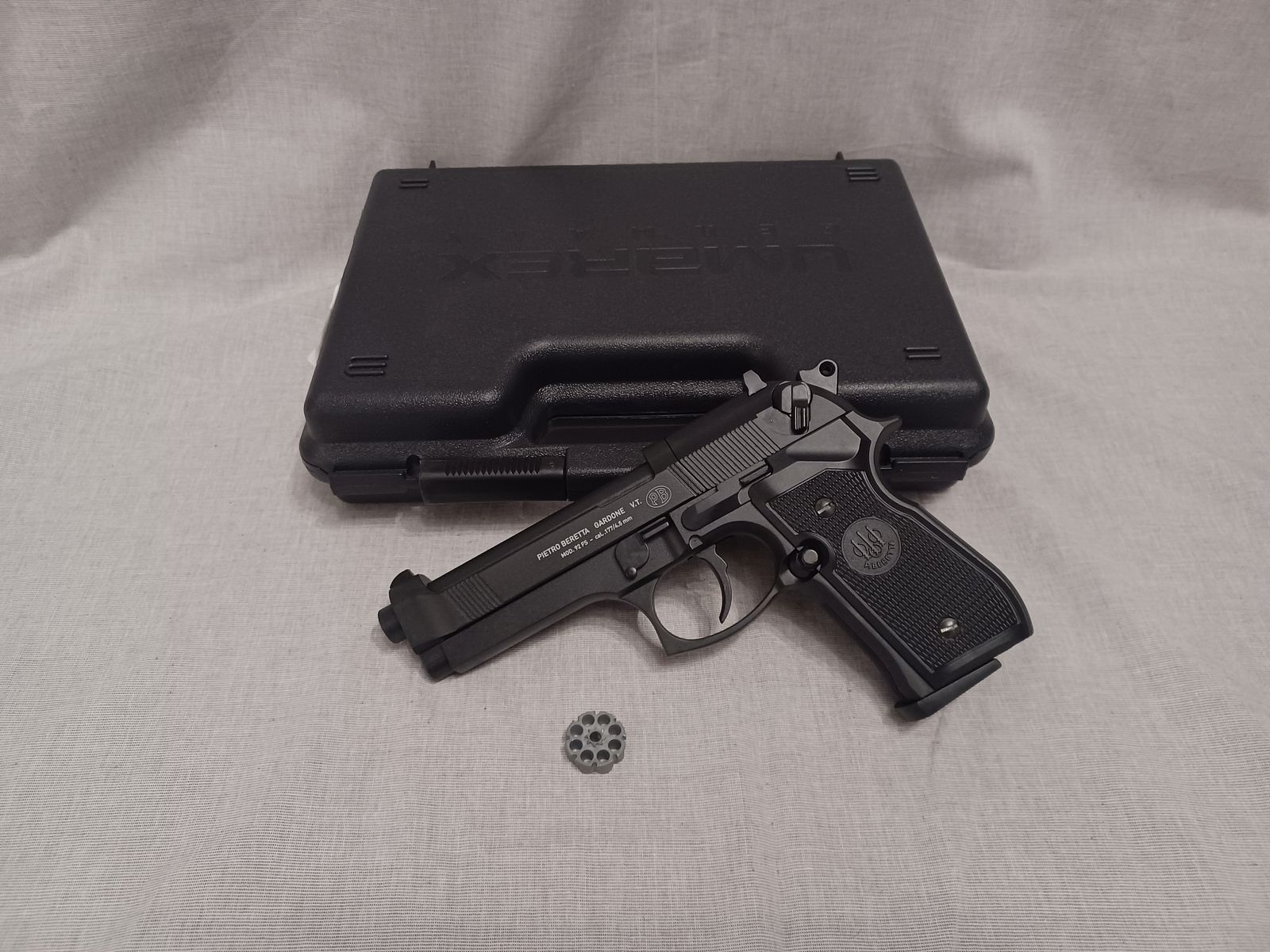 Beretta 92 FS / 4,5 mm Diabolo / CO2 / Pistole / OVP (45)