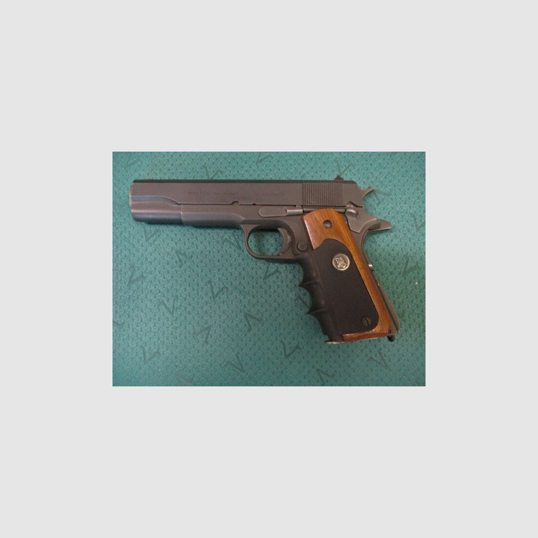 Pistole Norinco 1911 mit Pachmayr Griffschalen 1911A1