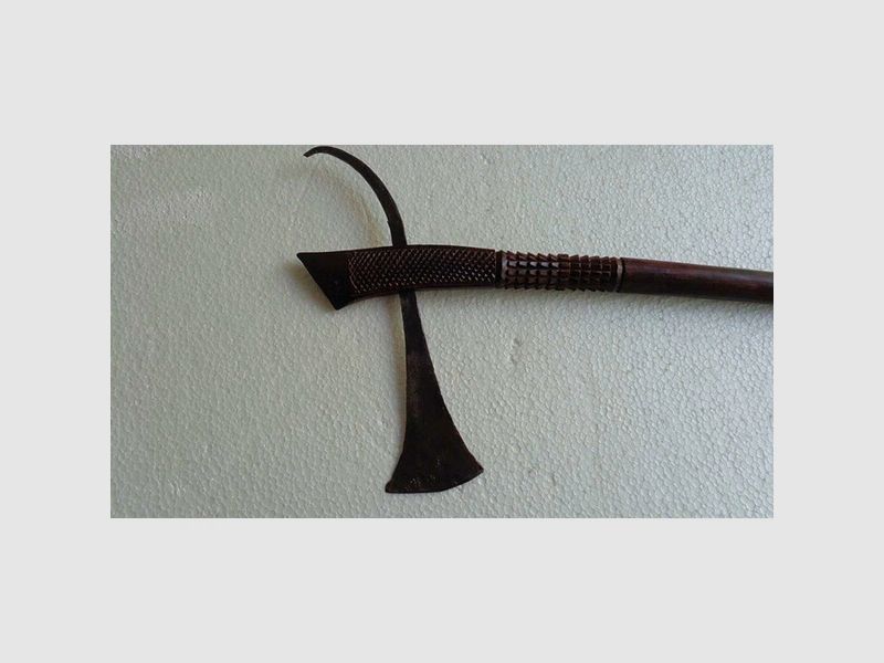 Handgeschmiedete historische Streitaxt als Dekorationsobjekt, Handschnitzerei, Preis =1 St.