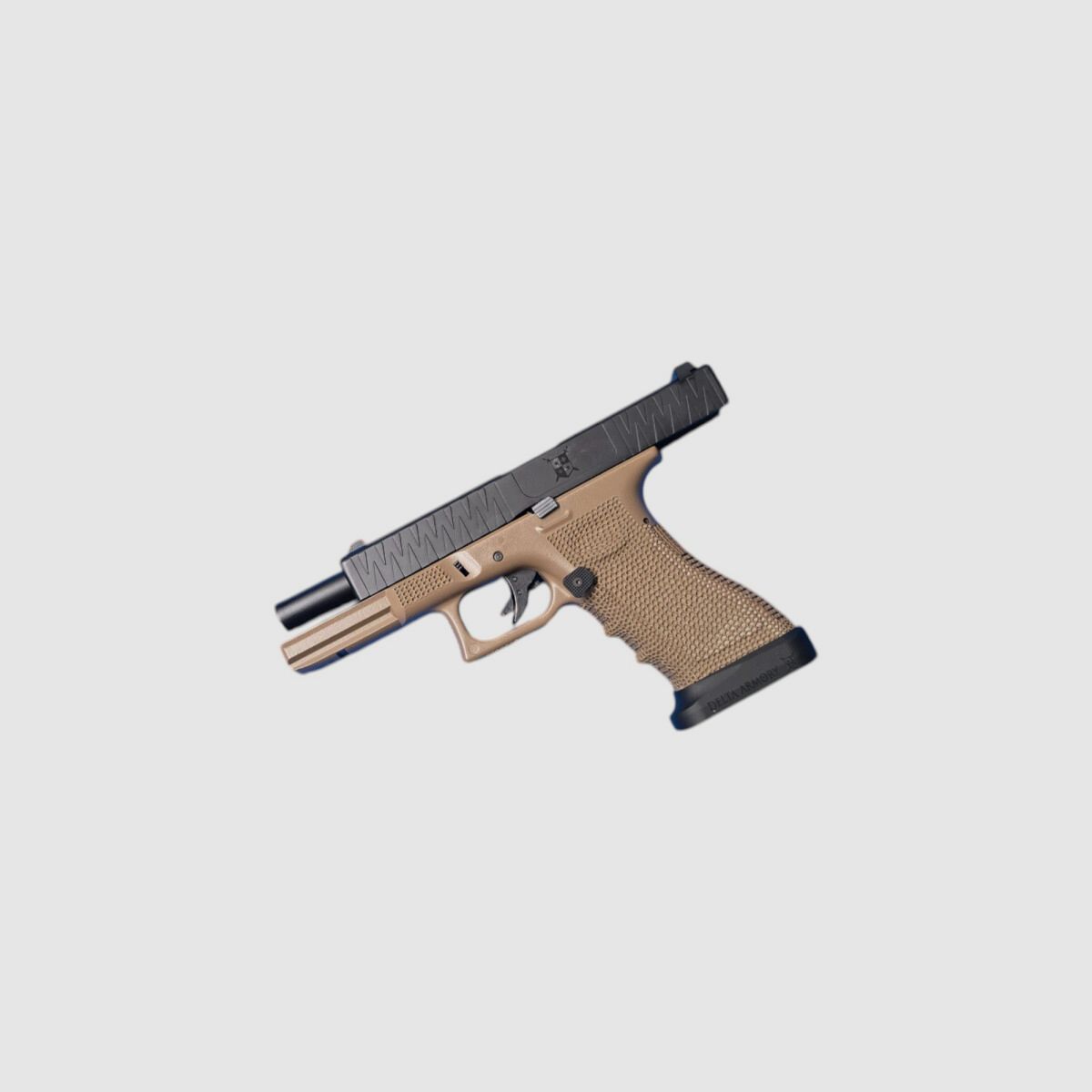 P05 GBB Airsoft Pistool met Grip Stippling in Tan | Delta Armory