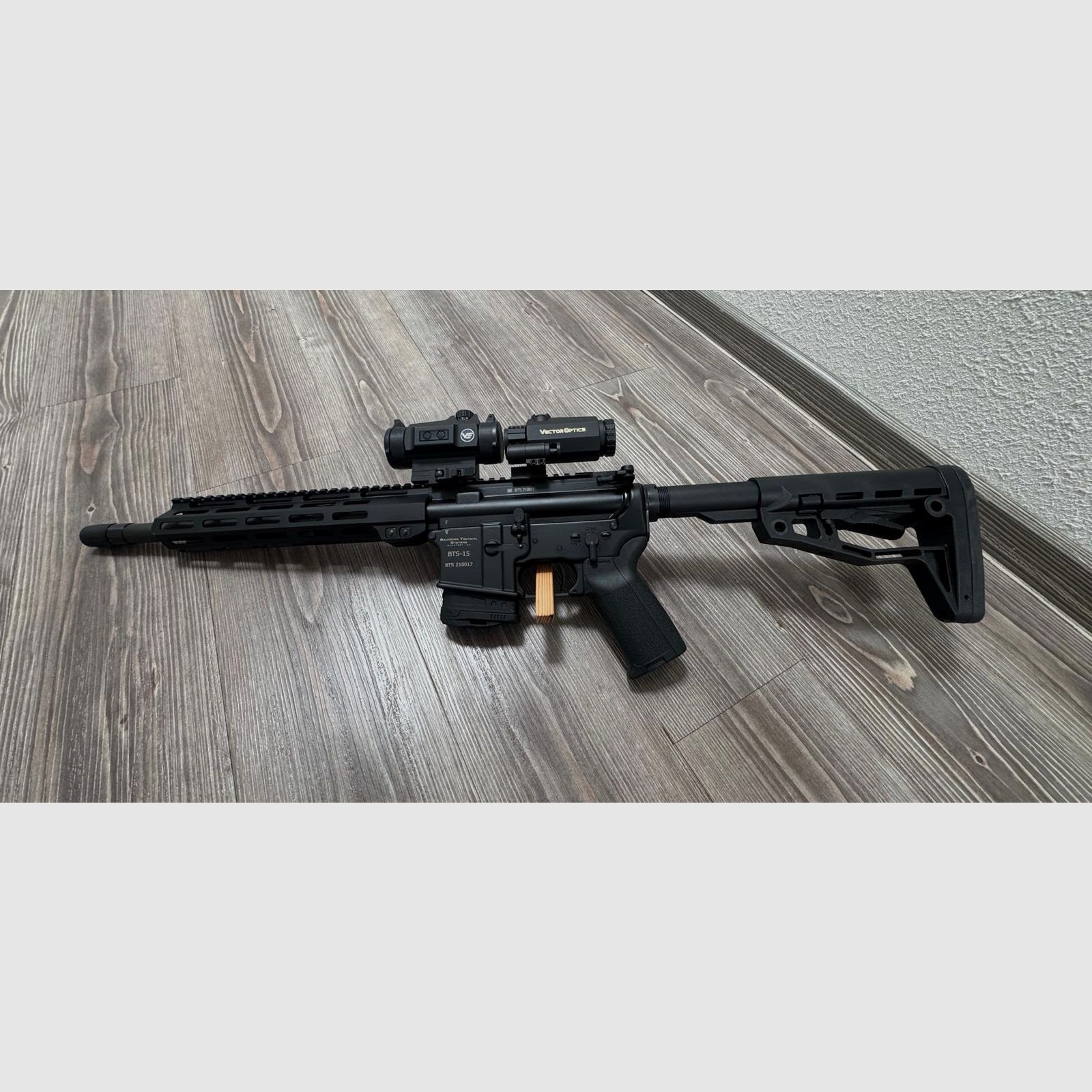 BTS AR15 calibro 300 BLK Blackout con grilletto Match e ottica Vector