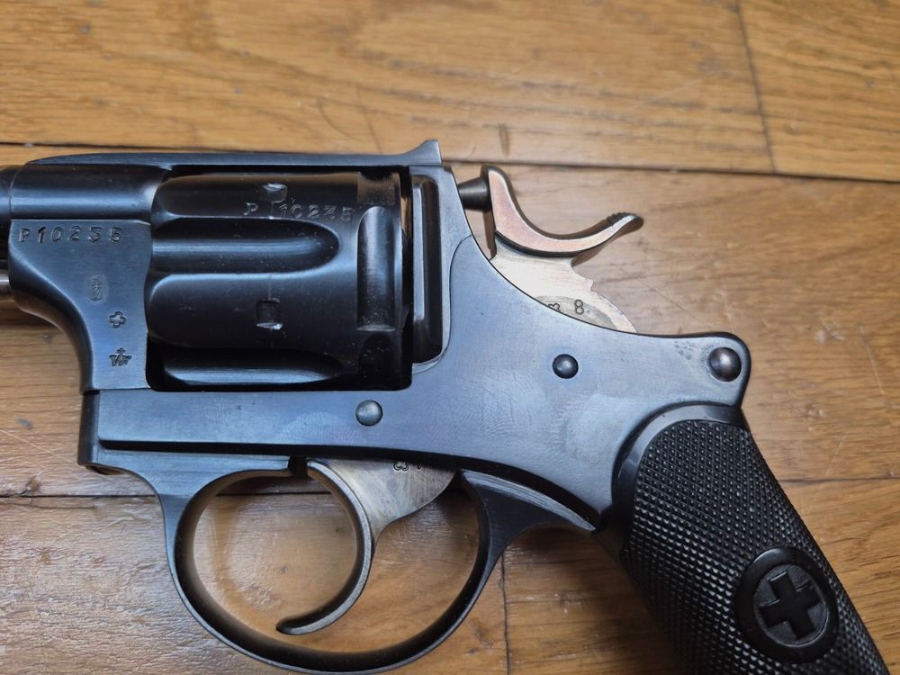 Sehr schöner Schweizer Revolver Modell 1882 (und nicht 1882-29!) – Kal. .7.5 Schweizer – Seltene „private“ Herstellung des Arsenal Bern – 5.903 Exemplare W+F Bern „P“ von nur 37.255 Waffen – Waffe 1. Klasse – quasi neu und Kategorie D! – TBE++, Bild 19 von 22