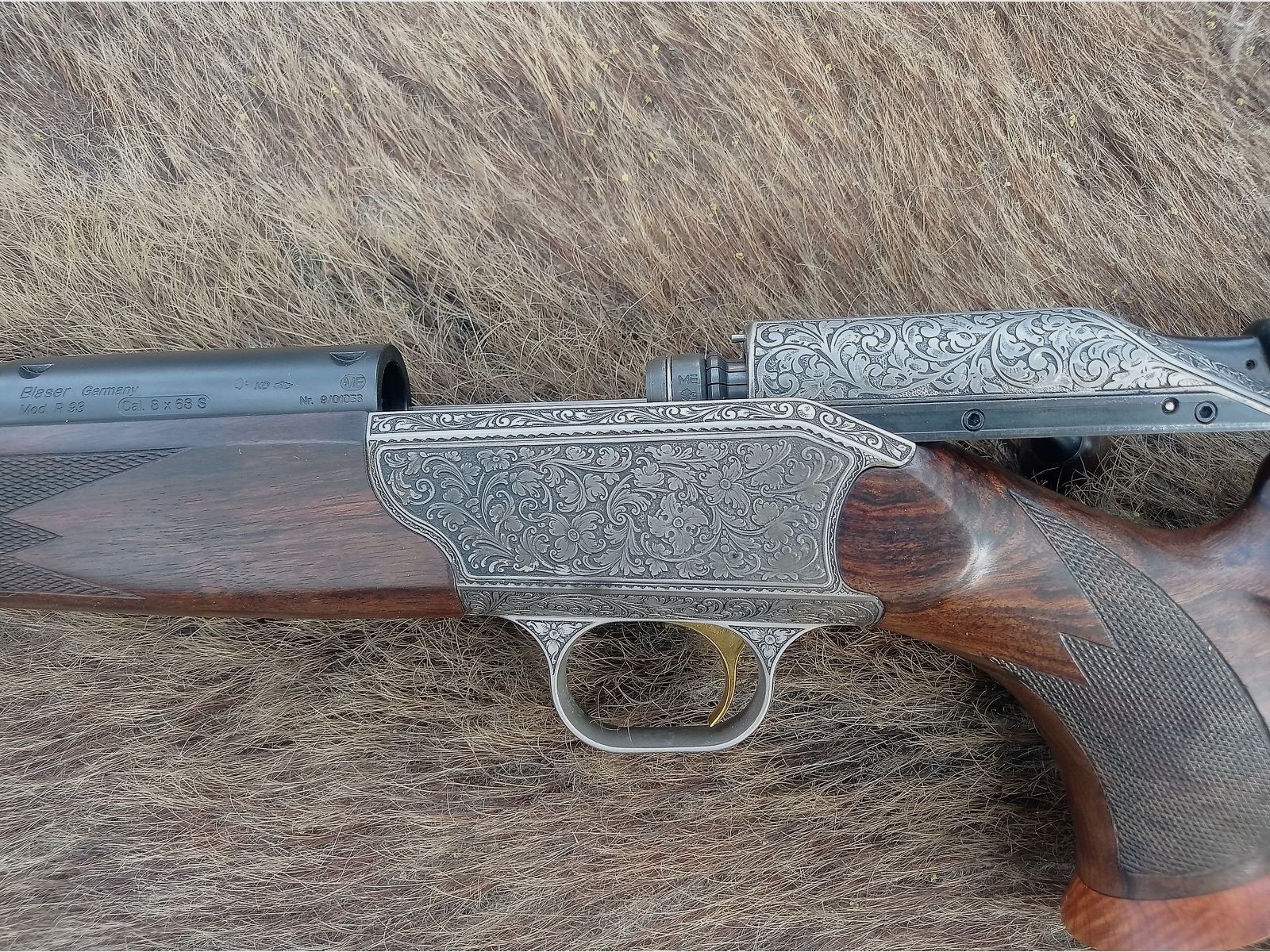 Blaser R93 vollgraviert mit unbenutztem Lauf in 8x68S Holzklasse 9 