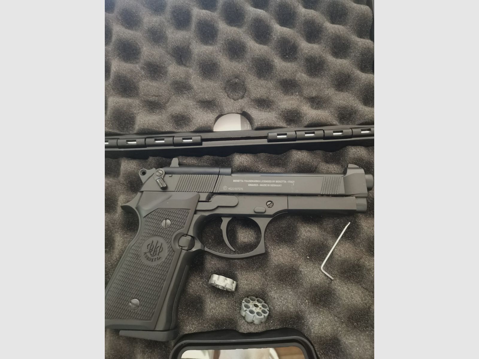 Beretta 92 FS CO2 Pistole im Kaliber 4,5 mm Diabolo in schwarzer Ausführung kaufen