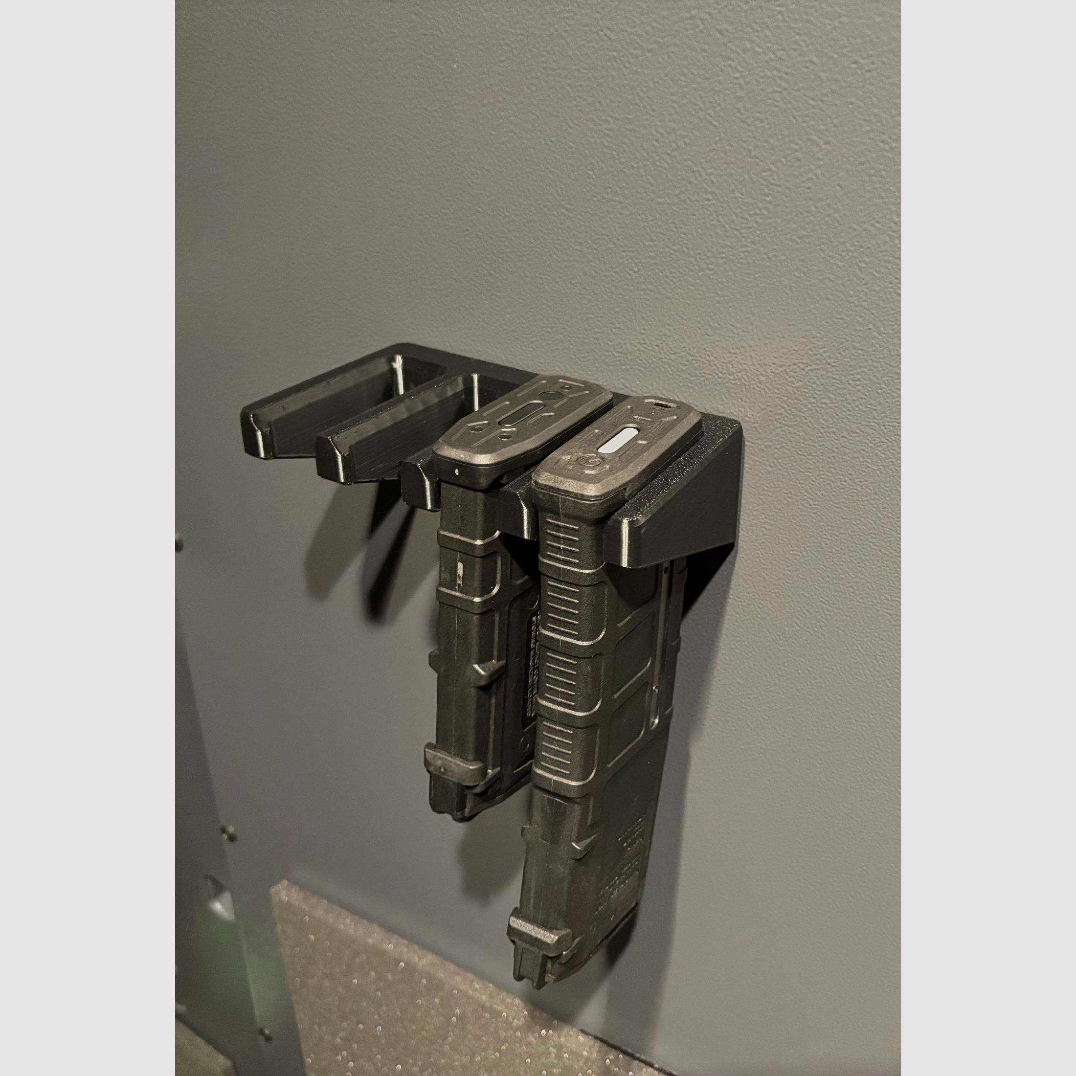 magnetic AR-15 magazine holder