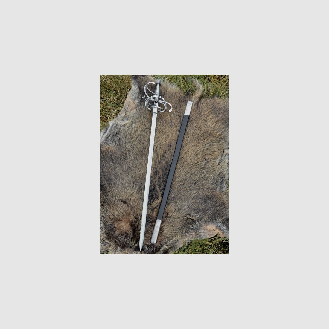 Renaissance Rapier mit aufwendigem Korb und geschwungenem Parier mit Lederscheide