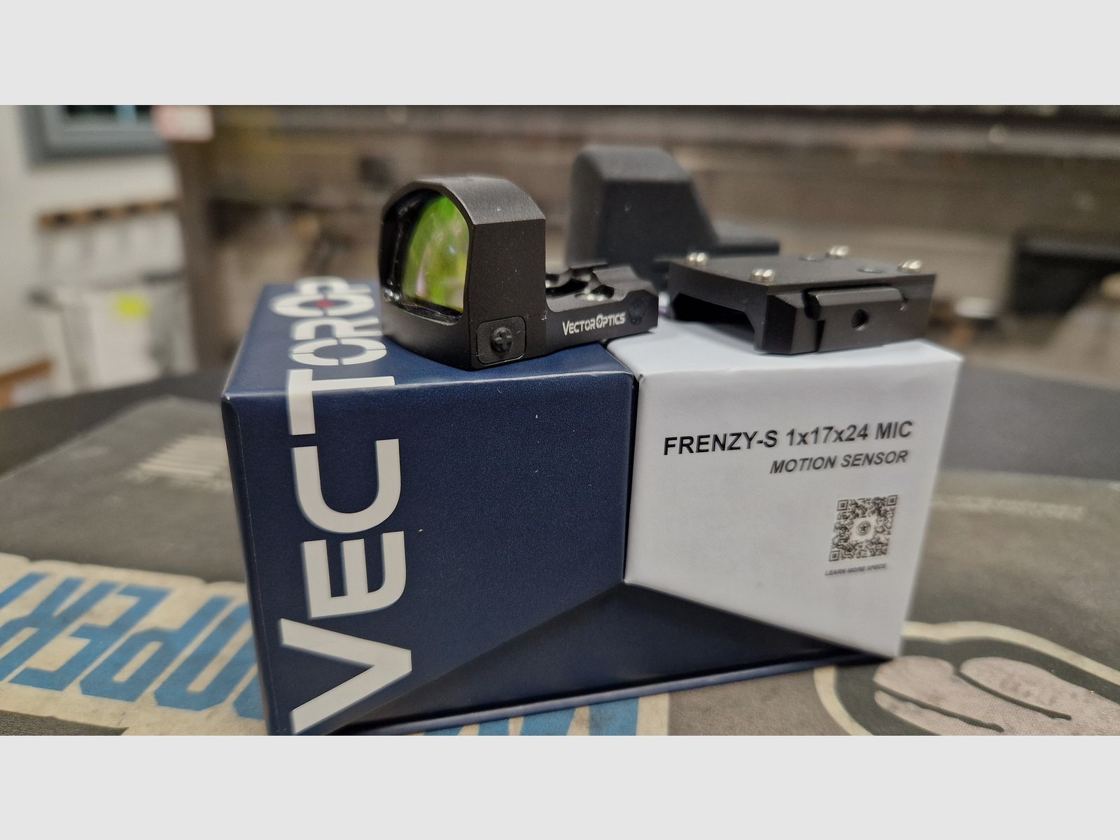 <Vector Frenzy-S 1x17x24 y un Strikeindustries Scorpion Universal Mount V2>