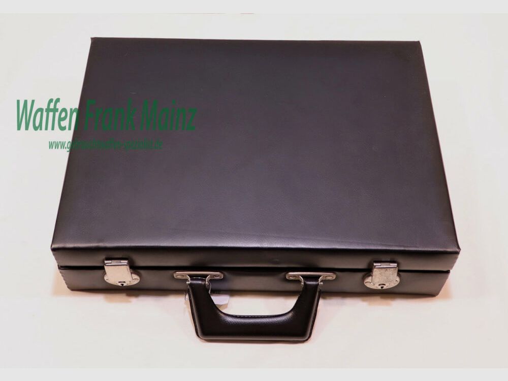 Diversas fundas para pistolas alemanas