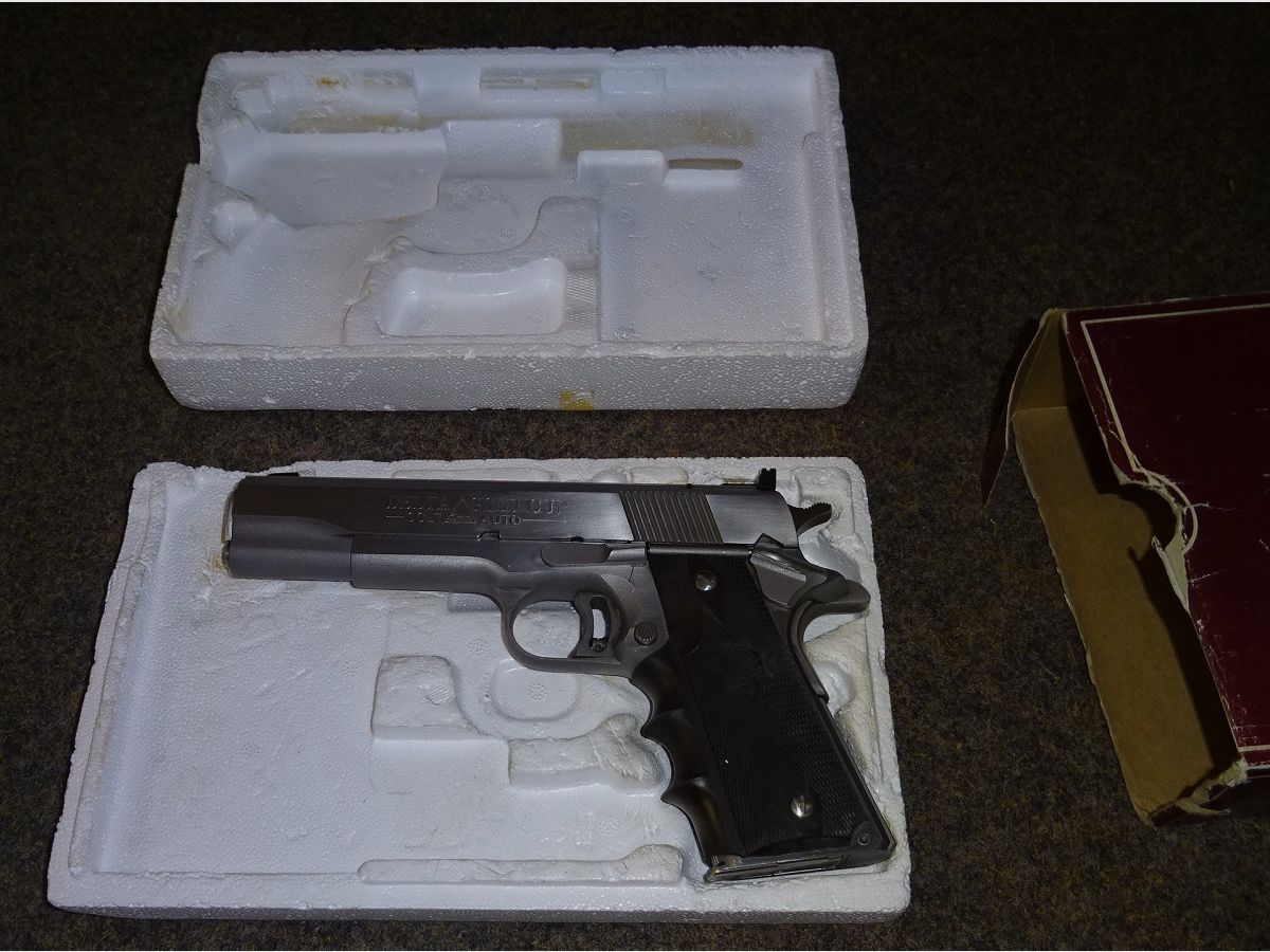Collector's item: COLT Delta Gold Cup in 10mmAuto in somewhat damaged original packaging