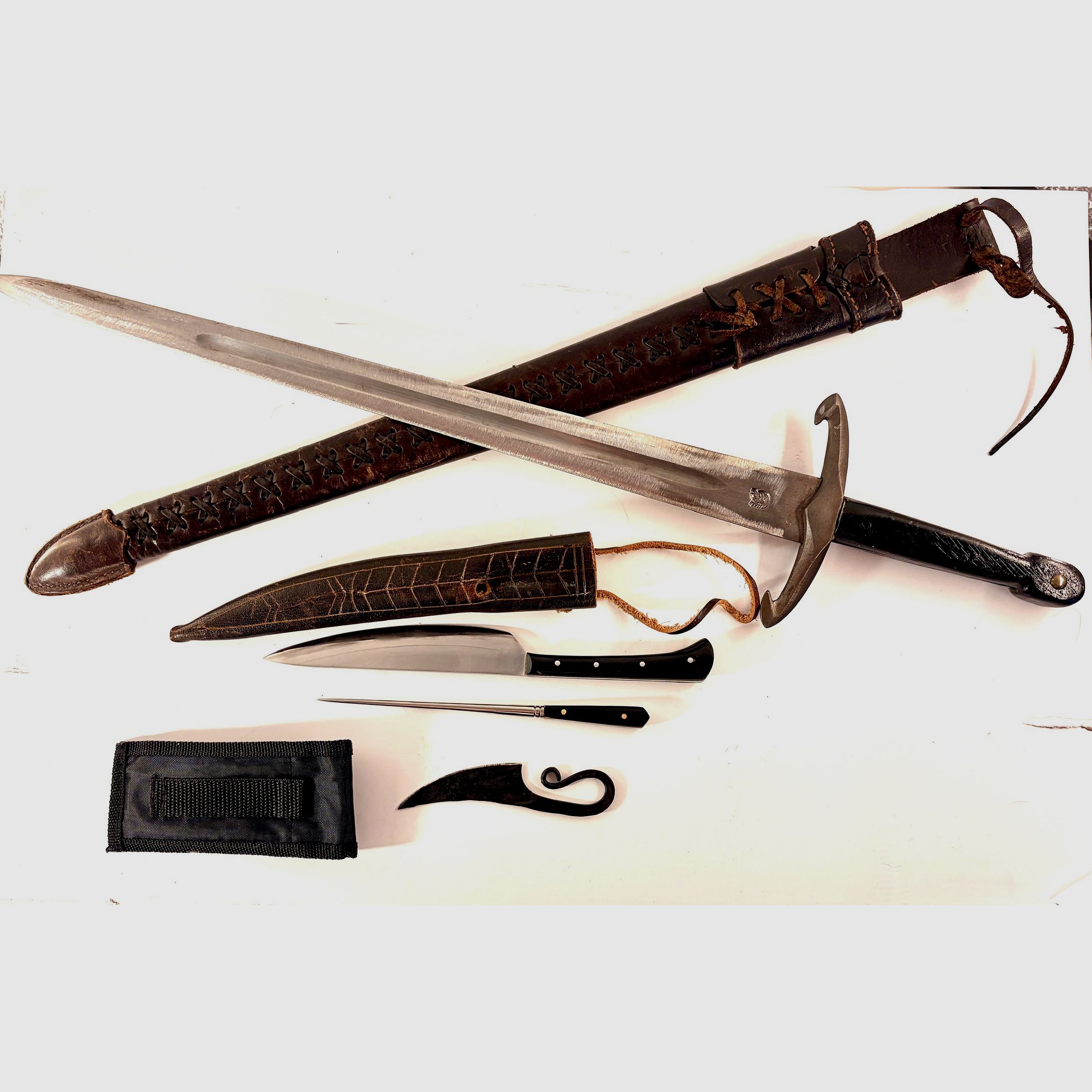 Set de armas y cubiertos medievales – espada de una mano, cubiertos y cuchillo vikingo