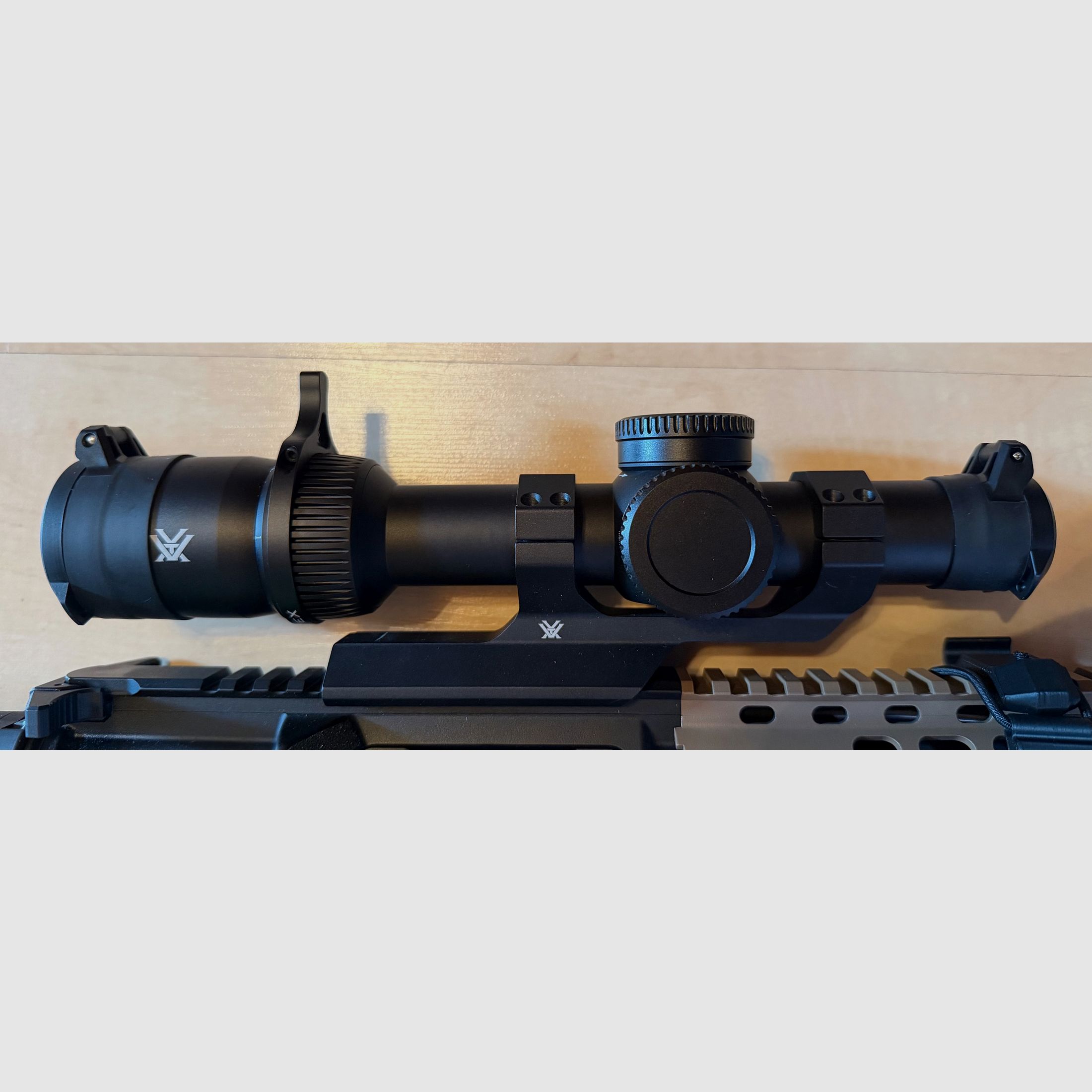 Vortex Strike Eagle 1-10x24 FFP EBR8 BDC MRAD + Vortex scope mount, immagine 1 di 3