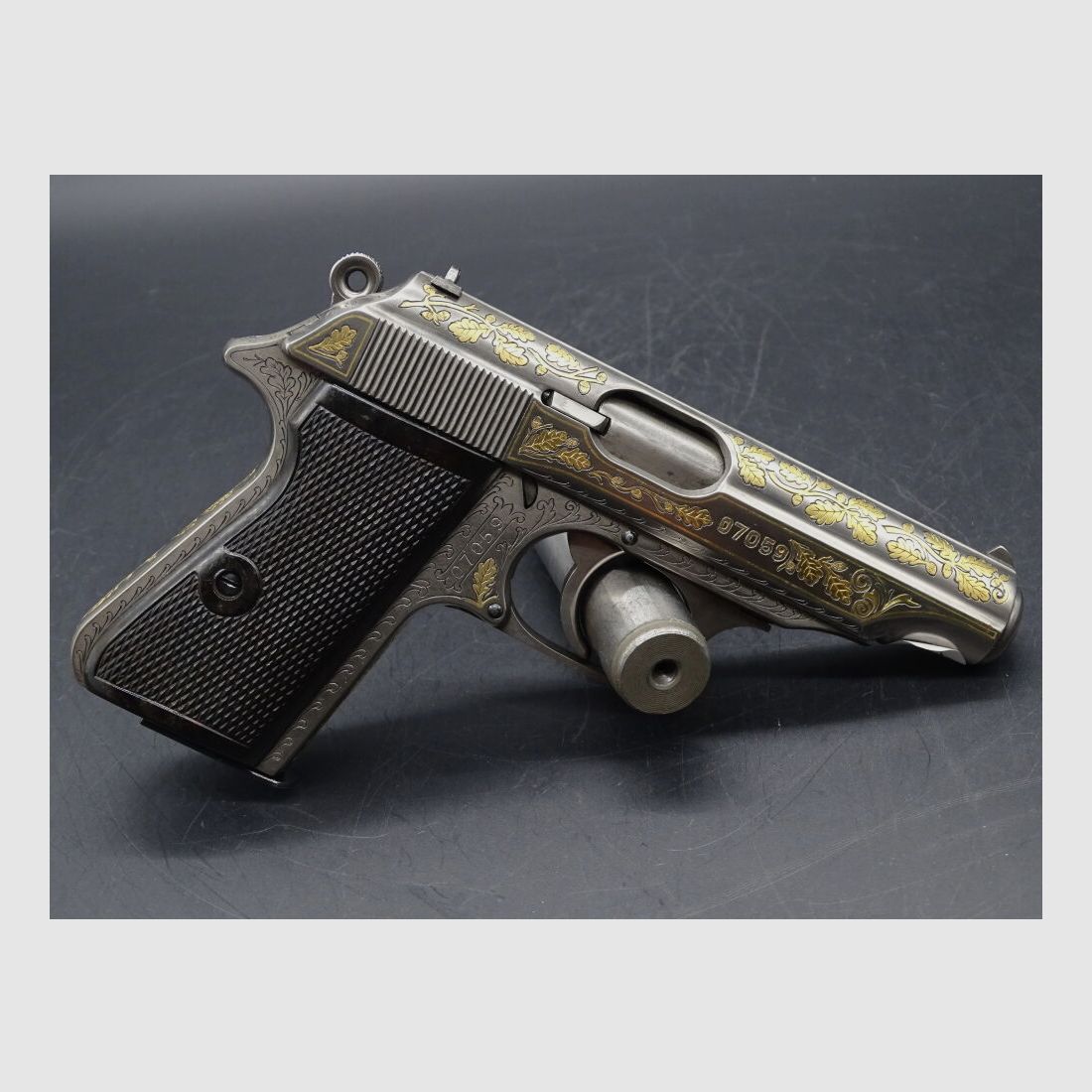 Walther PP DDR KKV 1001 Eichenlaubgravur in Gold Kaliber 7,65mm Brow. PP DDR KKV 1001