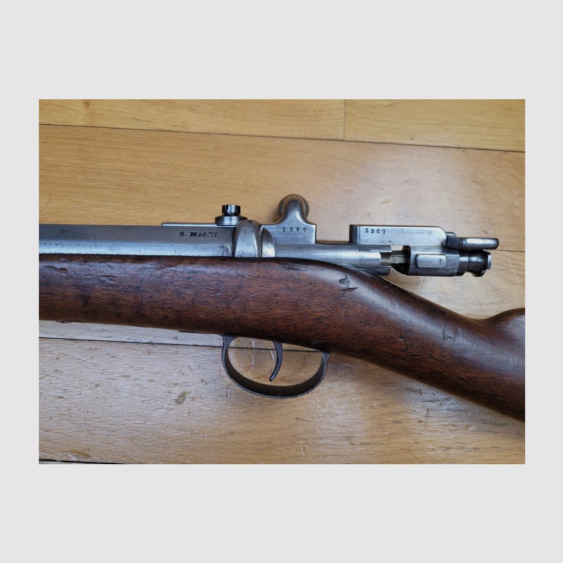 Seltene Mauser-Daudeteau 1871/94 Repetierbüchse – Originalkaliber 6,5x54R – Reglementarische Waffe der uruguayischen Armee – 5.000 Exemplare – Holz und Markierungen einwandfrei – Alles nummerngleich bis auf eine Schraube – Neuer Lauf und seltene Originalreinigungsstange – TBE++, Bild 21 von 26