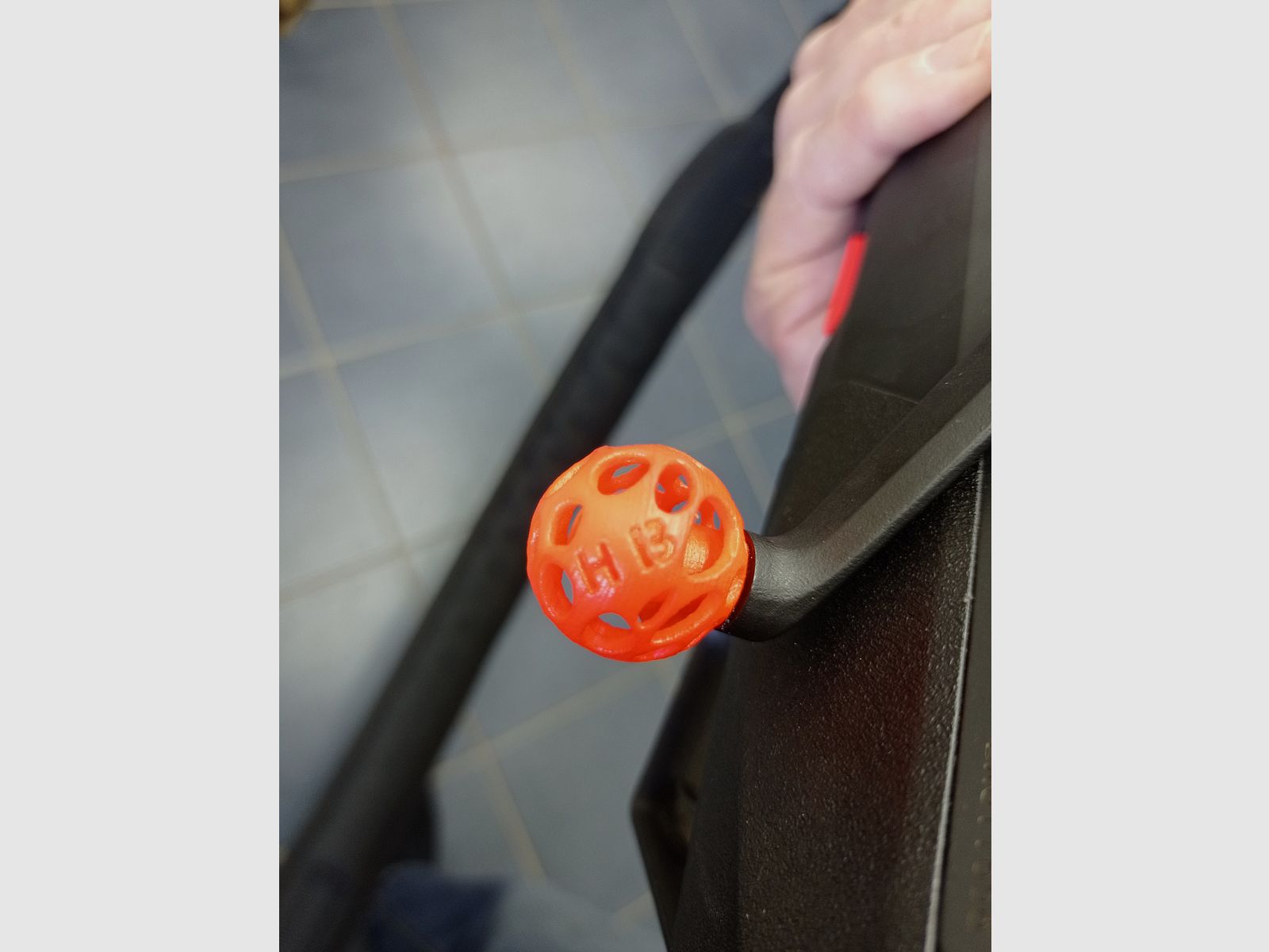 individuell beschriftete Bionik-Kammergriffkugel schwarz oder orange
