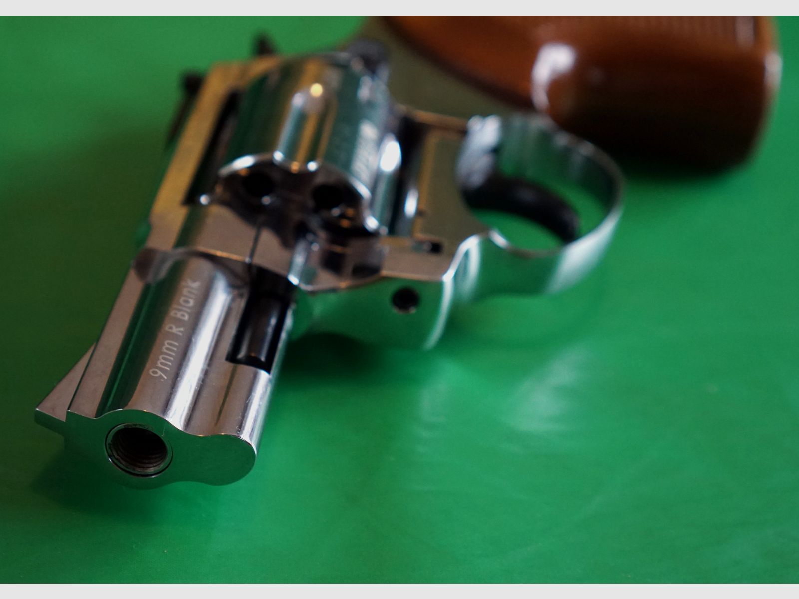 Zoraki R1 2,5 pulgadas cromo con aspecto de mango de madera 9mm R.K. (PTB 1022) como nuevo.