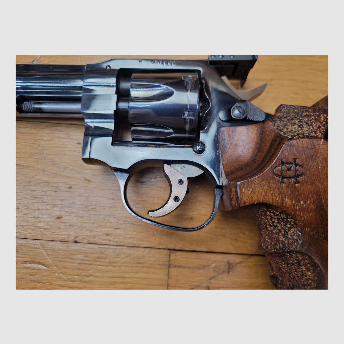 Selten und sehr schöner Wettkampf-Revolver Manurhin – Legendärer MR32 MATCH der 2. Serie – 6 Schuss – Kal. 32SWL – mit gutem Gegengewicht Manurhin – Sammlerstück dazu! – Top Zustand! -TBE++, Bild 5 von 23