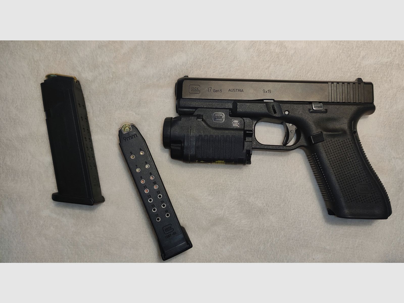 Glock17 Gen5 with accessories like new