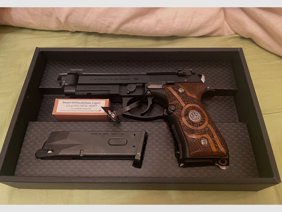 Tokyo Marui Beretta M9A1 Airsoft / Softair mit Echtholzgriffen (Neuwertig)