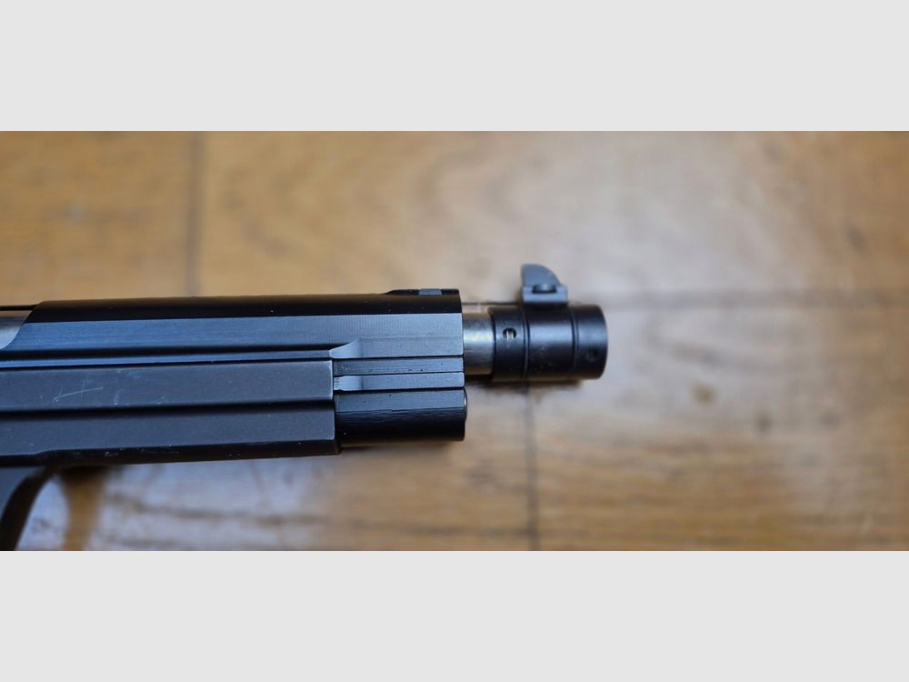 Sehr seltener SIG P210-5 Pistol – „Die“ P210 für den Wettkampf! (und nicht nur für Präzision!) – Kal. 9×19 – 100% SIG Schweizer Waffen vor 1984 – Neuer 15 cm Lauf – Versetztes Patridge-Visier und mikrometrische Visierung 100% Stahl – Waffe von März 1971 – Sehr schöne Brünierung / Phosphatierung – Wettkampfabzug – Eine der 3.294 P210-5! – Traumhaftes Funktionieren – 2. Magazin – Zustand TBE++/TBE+++!, Bild 24 von 26