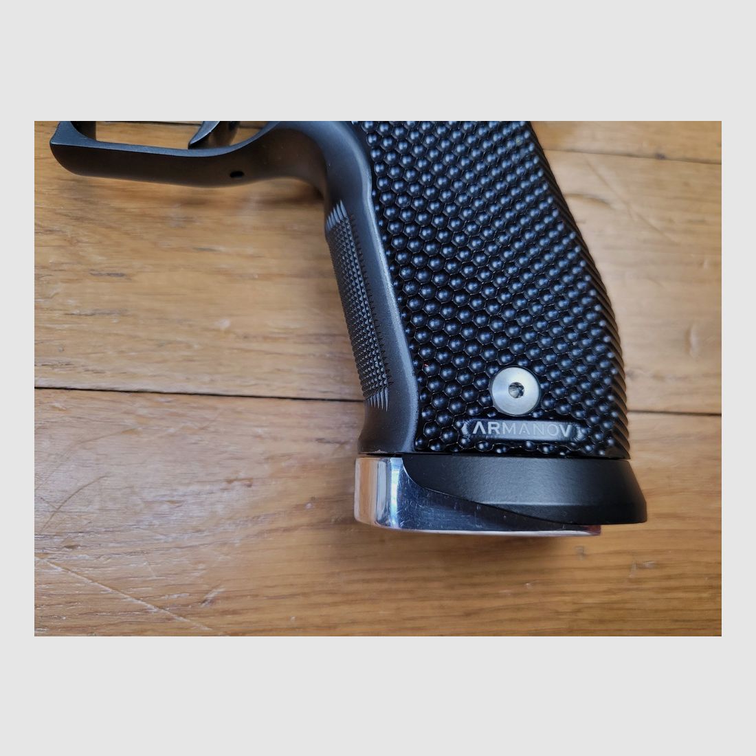 Außergewöhnliche Sig Sauer X Five „Black and White“ – Kal. 9×19 – Herstellung im Mastershop Sig Sauer – Nur Single Action – Großartiger Abzug – 2 Magazine mit 19 Schuss – Beidseitige Sicherung – Original + Armanov Griffschalen – Fiber Optik Korn – Werkzeugkoffer mit Dokumenten – Die Batmobile der modernen Handfeuerwaffen! – Gebraucht im absolut neuwertigen Zustand!, Bild 3 von 30