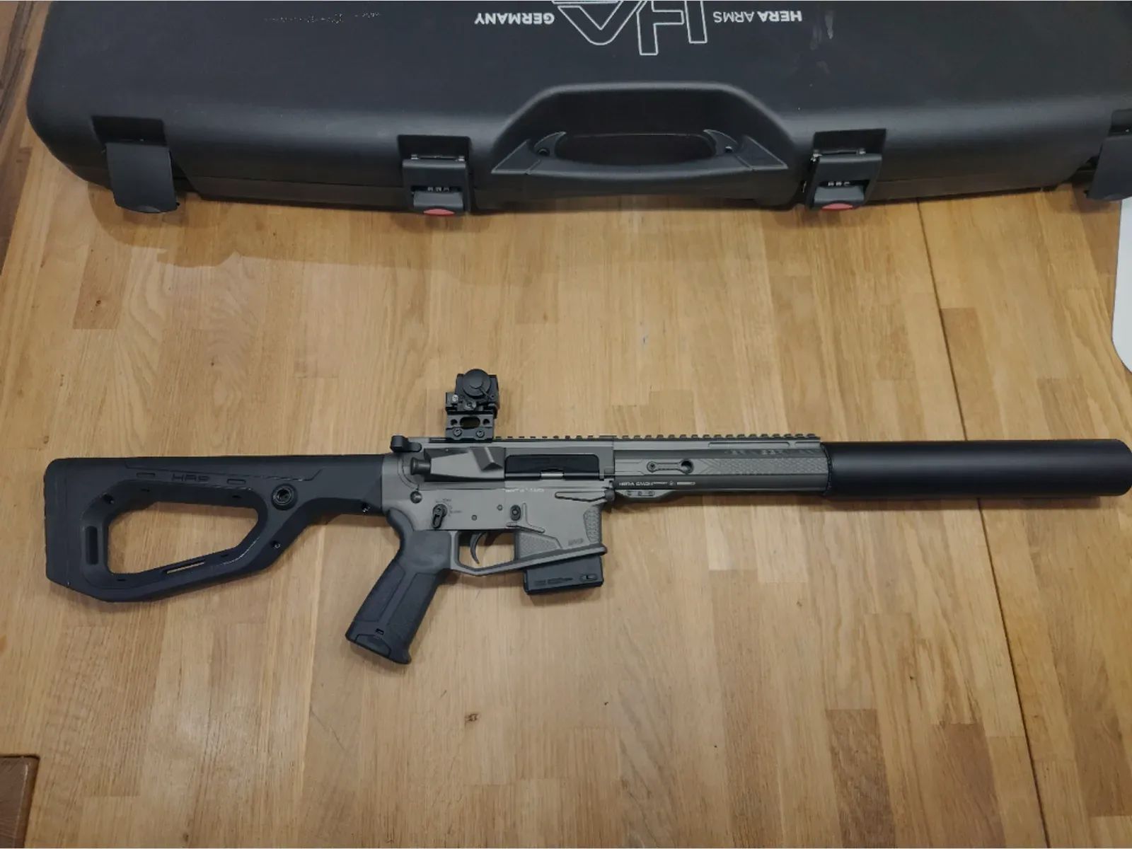 Hera Pro Tuning Compact Gen.3 en calibre .223Rem avec silencieux Jaki Sniper et viseur point rouge