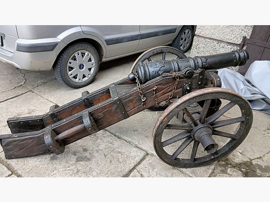 AnzeigeNachbau einer Militärkanone