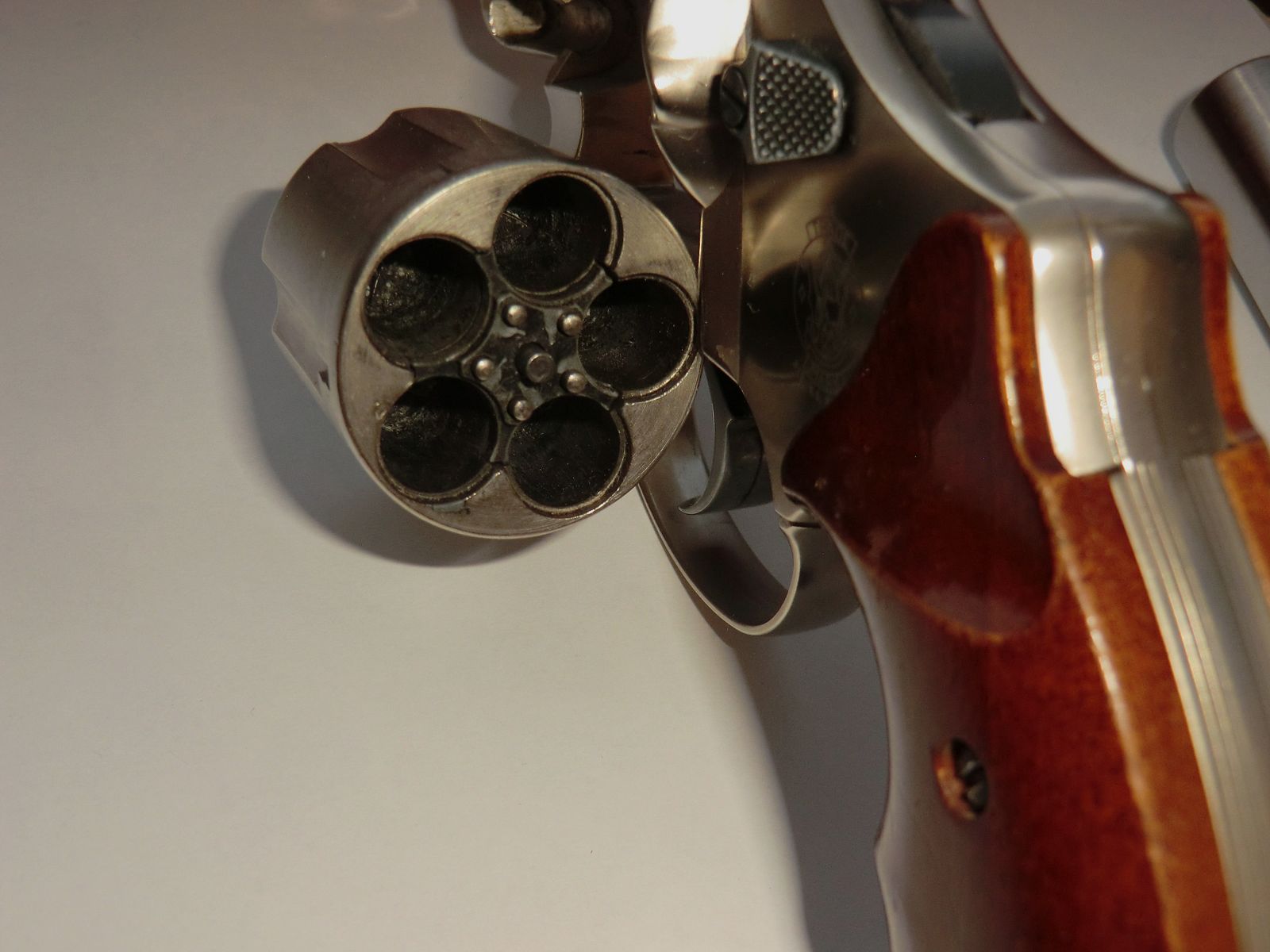 Smith and Wesson Combat Magnum Revolver Cal.45 vernickelt inkl. Schalldämpfer und Munition PTB 617