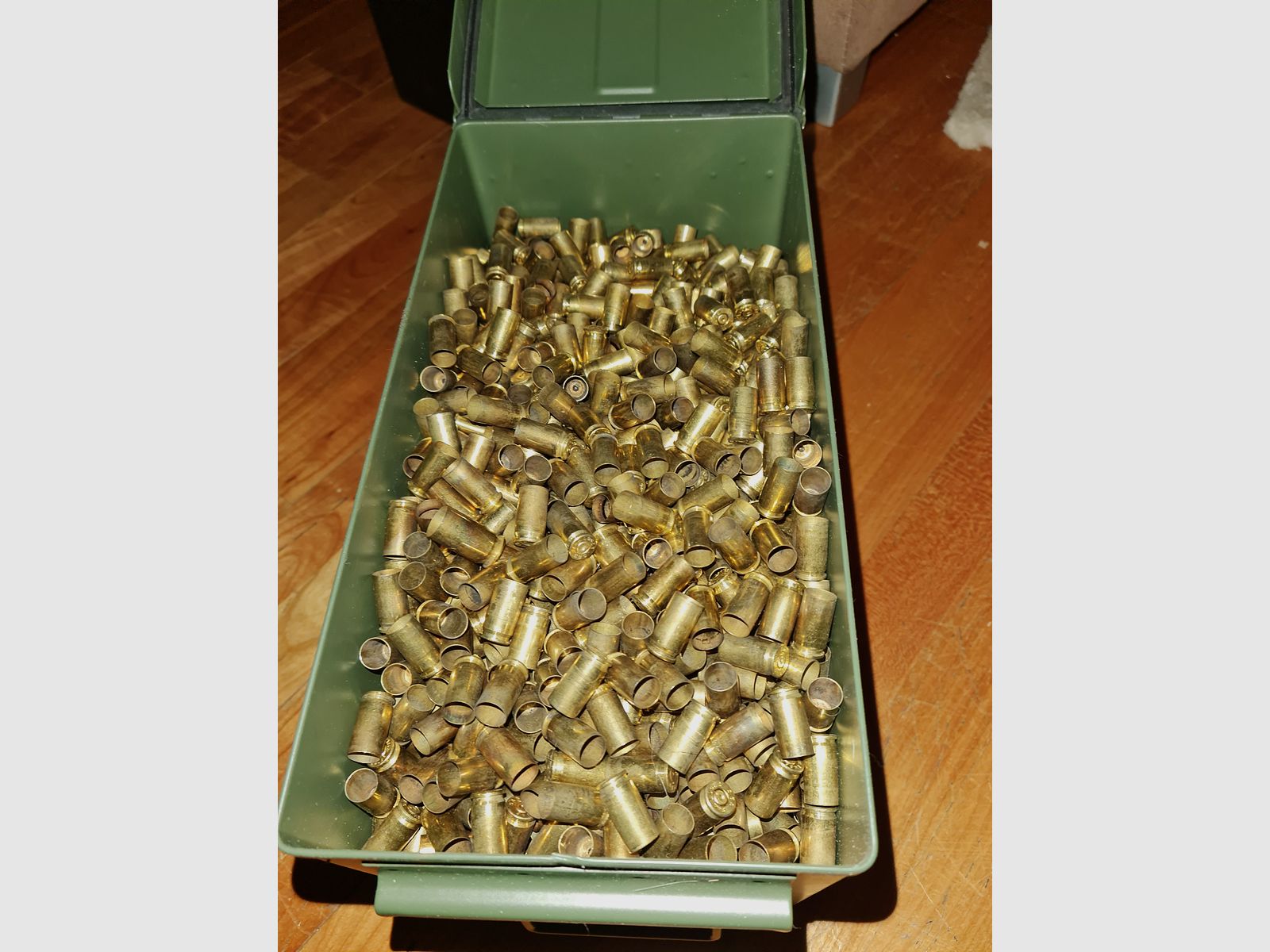 Pełna skrzynka amunicji 9mm