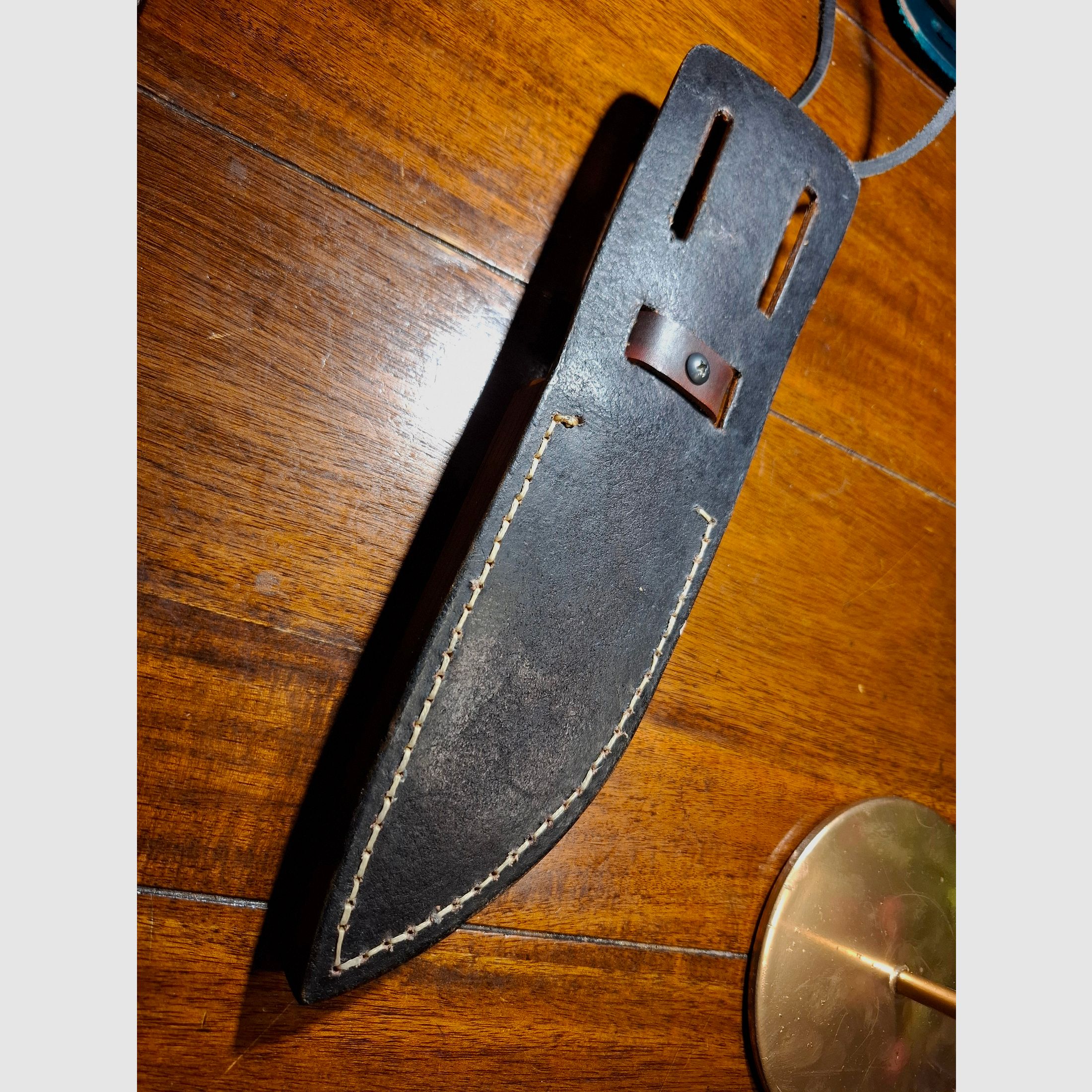 Handgearbeitetes Jagdmesser mit Scheide