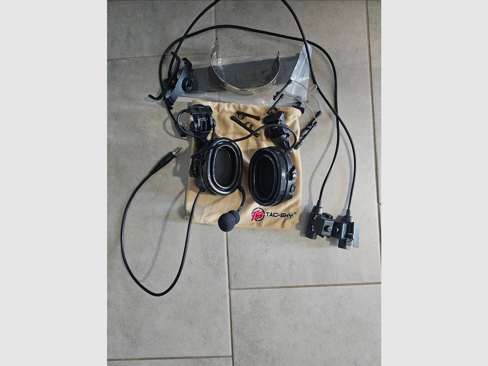 COMTAC III mit TAC-Sky Helm Schienenadapter