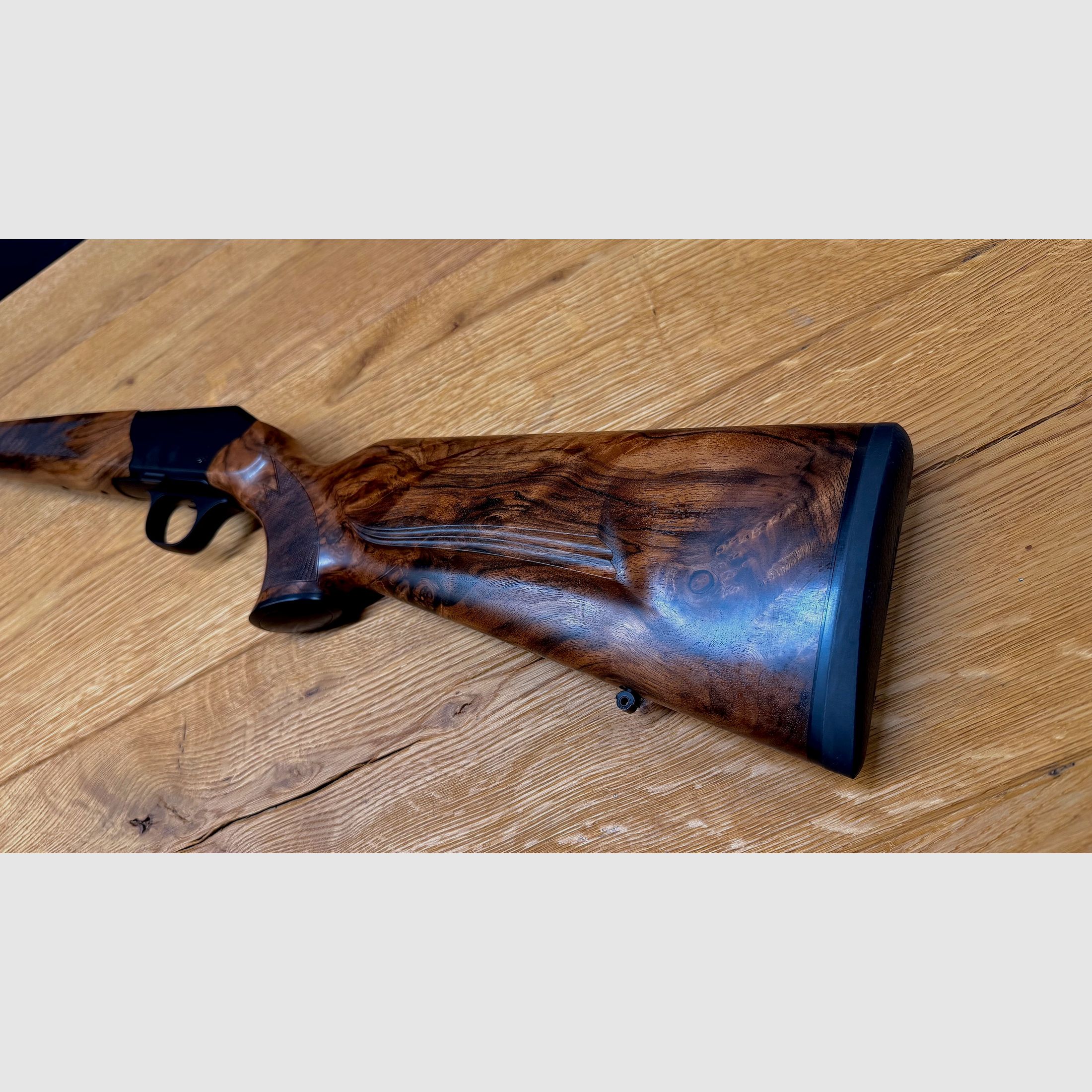 Blaser R8 Schaft / Holzklasse 7 / Bayrische Doppelfalzbacke / seidenmattes Finish / Logo Schwarz