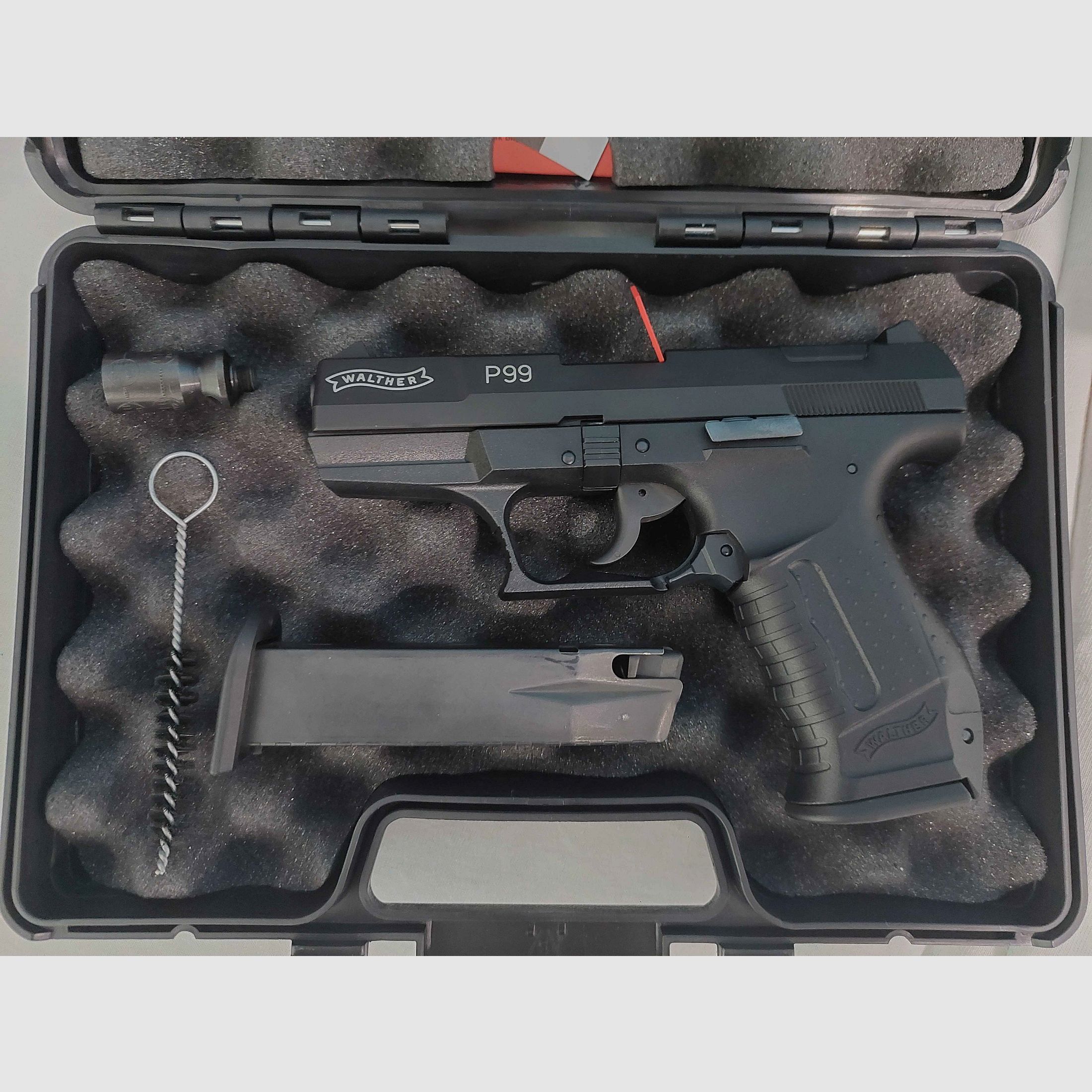 Walther P99 9mm P.A.K. z 1 dodatkowym magazynkiem i kaburą Walther.