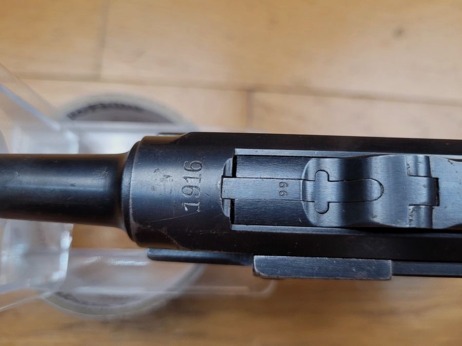 Très beau Pistolet Luger P08 Première guerre mondiale – Fabrication DMW de 1916 – intégralement monomatricule y compris chargeur – Canon superbe -TBE, image 13 sur 21