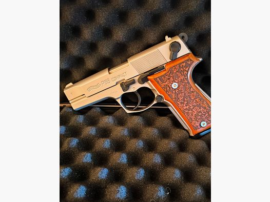⚠️ Let op verzamelaars van Walther wapens - Vitrine stuk - Walther P88 Compact Nickel met houten gripplaten & versieringen in de houten gripplaten, kaliber 9mmPAK, Slechts één magazijn getest & functioneel en optisch in perfecte staat, als nieuw!!! ⚠️ Verzendkosten vrij!! PTB - 764