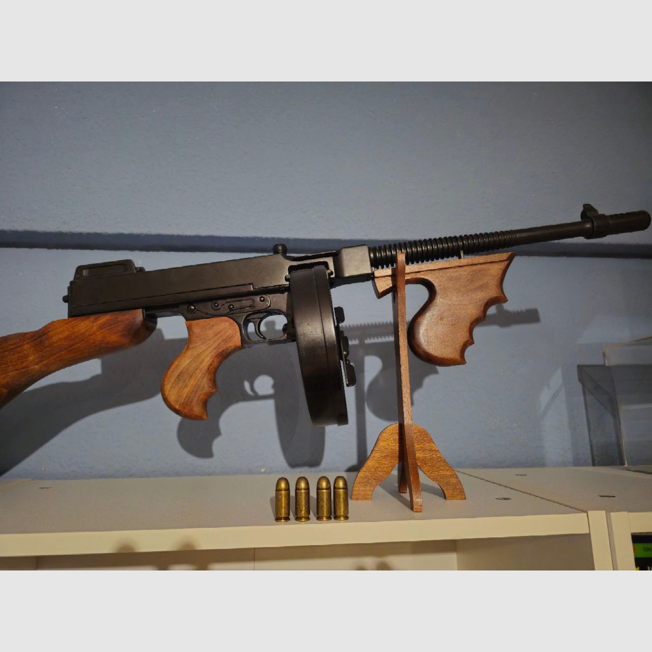 Dekowaffe Thompson M1928 "Chicago Typewriter" Replik von Denix inkl. Zubehör – Nicht schussfähig!